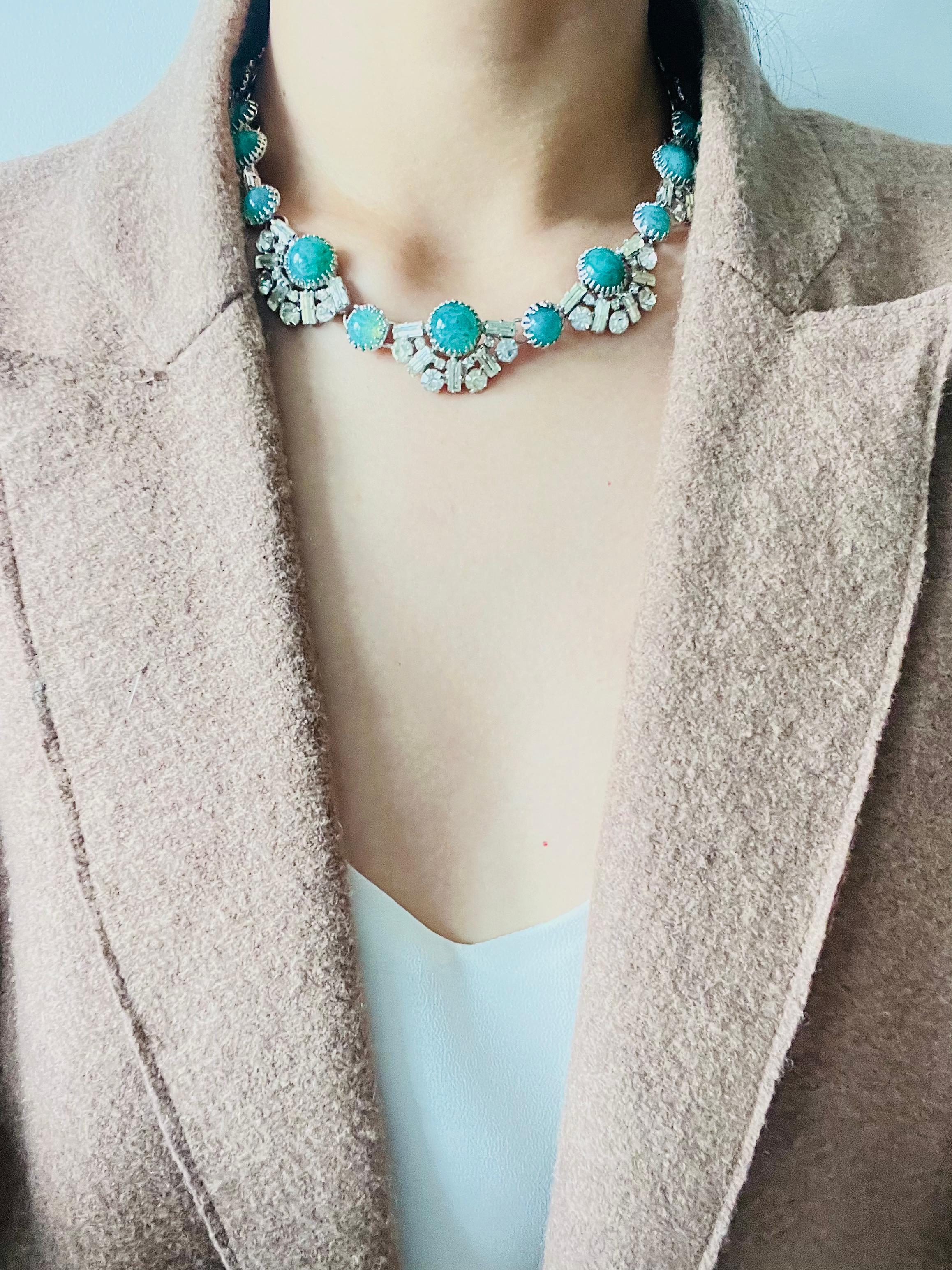 Christian Dior Mitchel Maer for Christian Dior 1950s Collana con cristalli cabochon verdi e turchesi in vendita 3