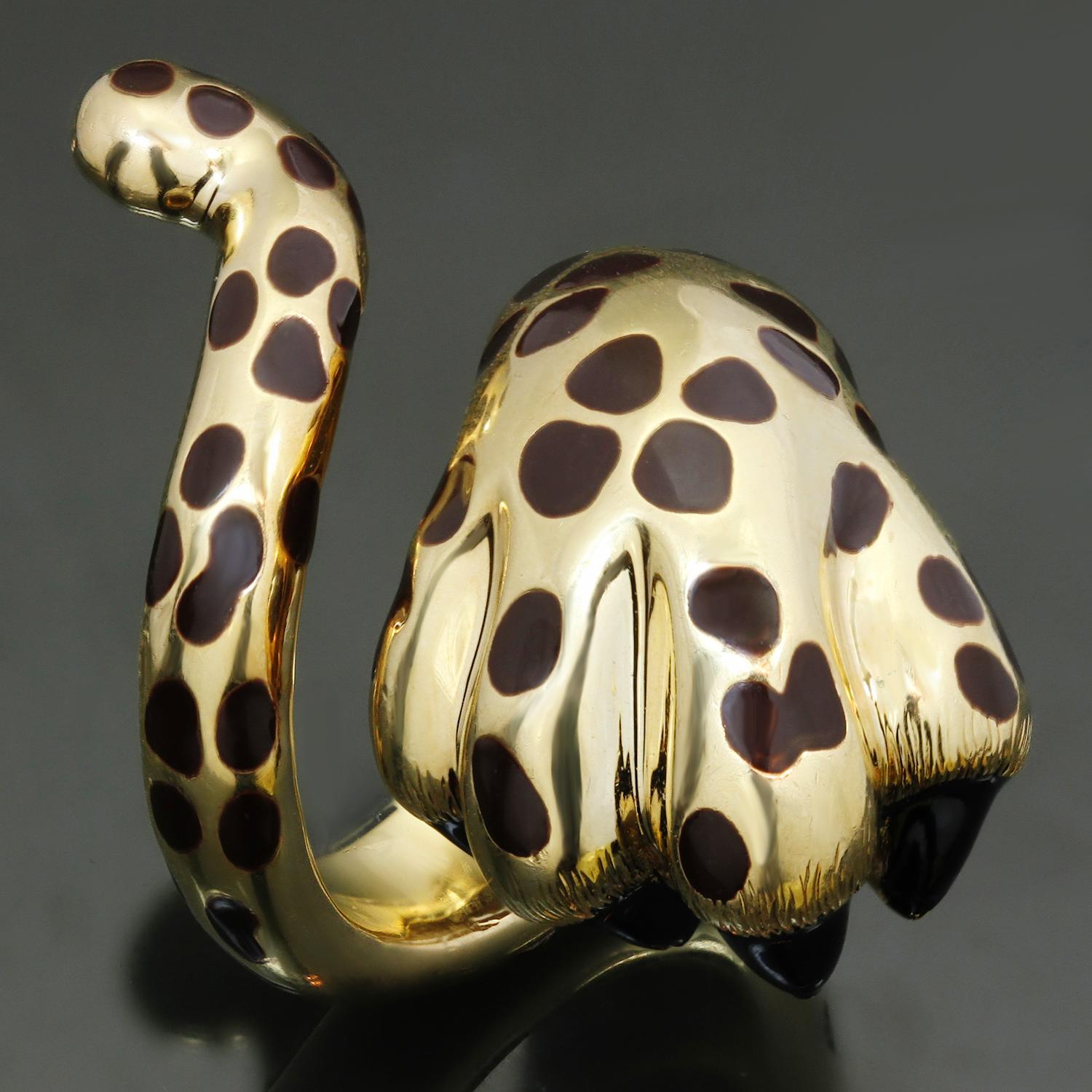 Dieser fabelhafte, authentische Ring von Christian Dior zeigt ein schickes Leopardenpfoten- und -schwanzdesign, das aus 18 Karat Gelbgold gefertigt und mit schwarzen Lackflecken und Krallen akzentuiert ist. Hergestellt in Frankreich in den 1990er