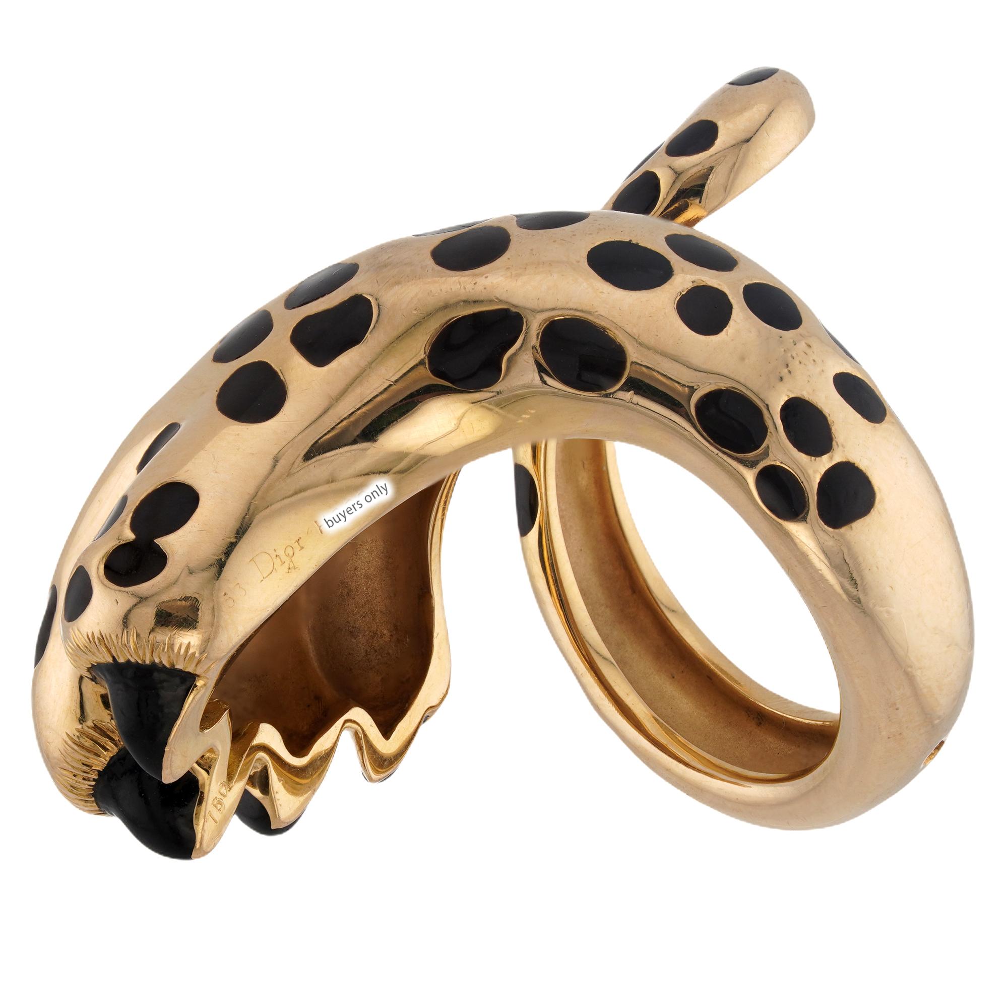 Cette fabuleuse bague authentique de Christian Dior présente un motif chic de pattes et de queue de léopard réalisé en or jaune 18 carats et rehaussé de taches et de griffes en laque noire. Fabriqué en France dans les années 1990. Dimensions : 0,78
