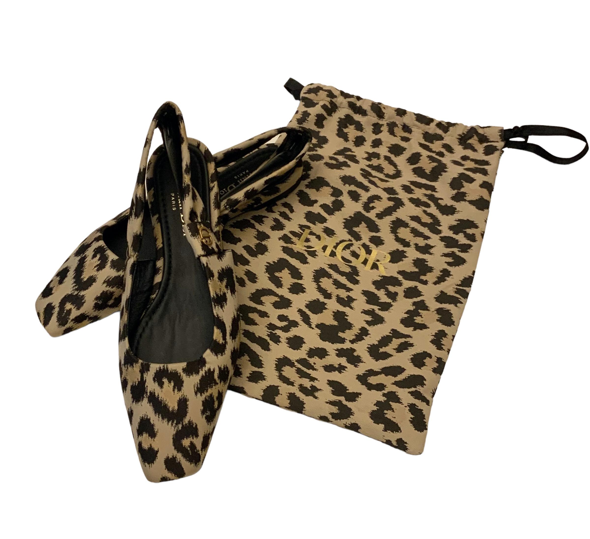 These New pre-owned Mizza Slingback flats from the house of Dior are crafted in a leopard printed nylon.
They feature a back strap and a smal gold-tone CD logo.
The insole is slightly padded and the sole is made of rubber for a comfortable flat