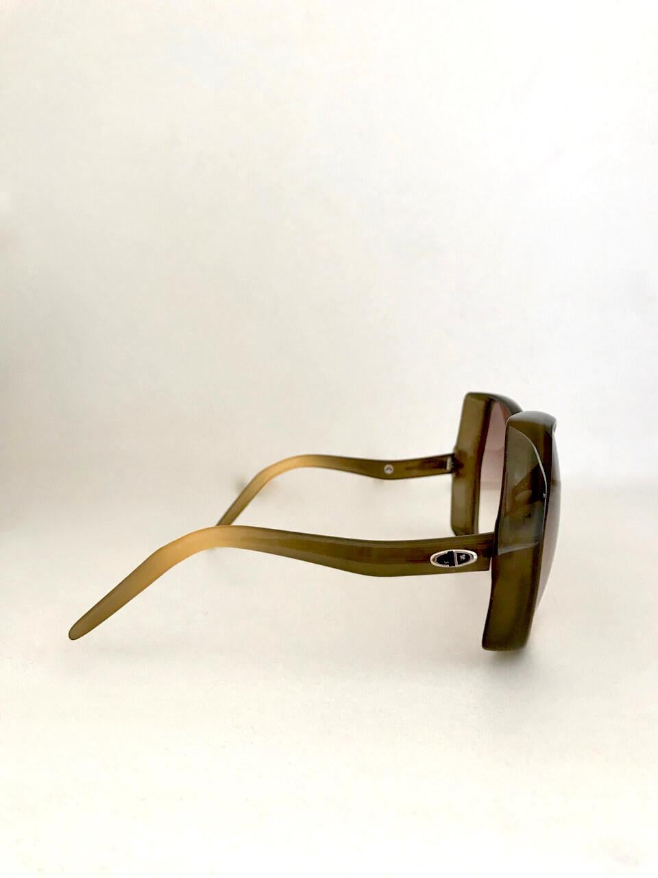 Christian Dior Modell D06 Gradient Bernstein-Sonnenbrille in Übergröße in Khaki, 1970er Jahre für Damen oder Herren im Angebot