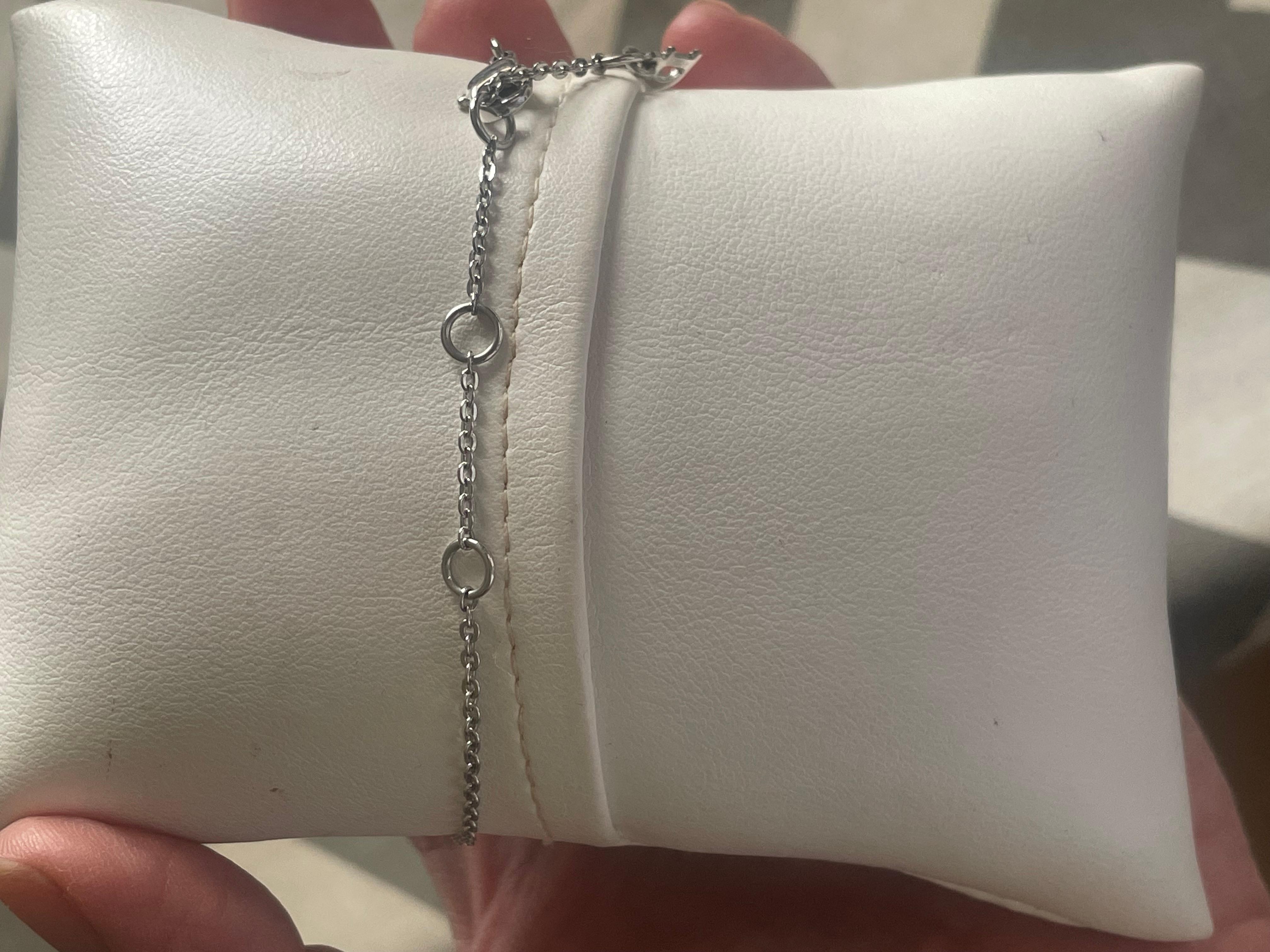 CHRISTIAN DIOR Grazioso bracciale Monogram con charme in ottime condizioni. Regolabile in 3 punti di attacco con lunghezze di 15,5, 17,5 e 19,5 cm.