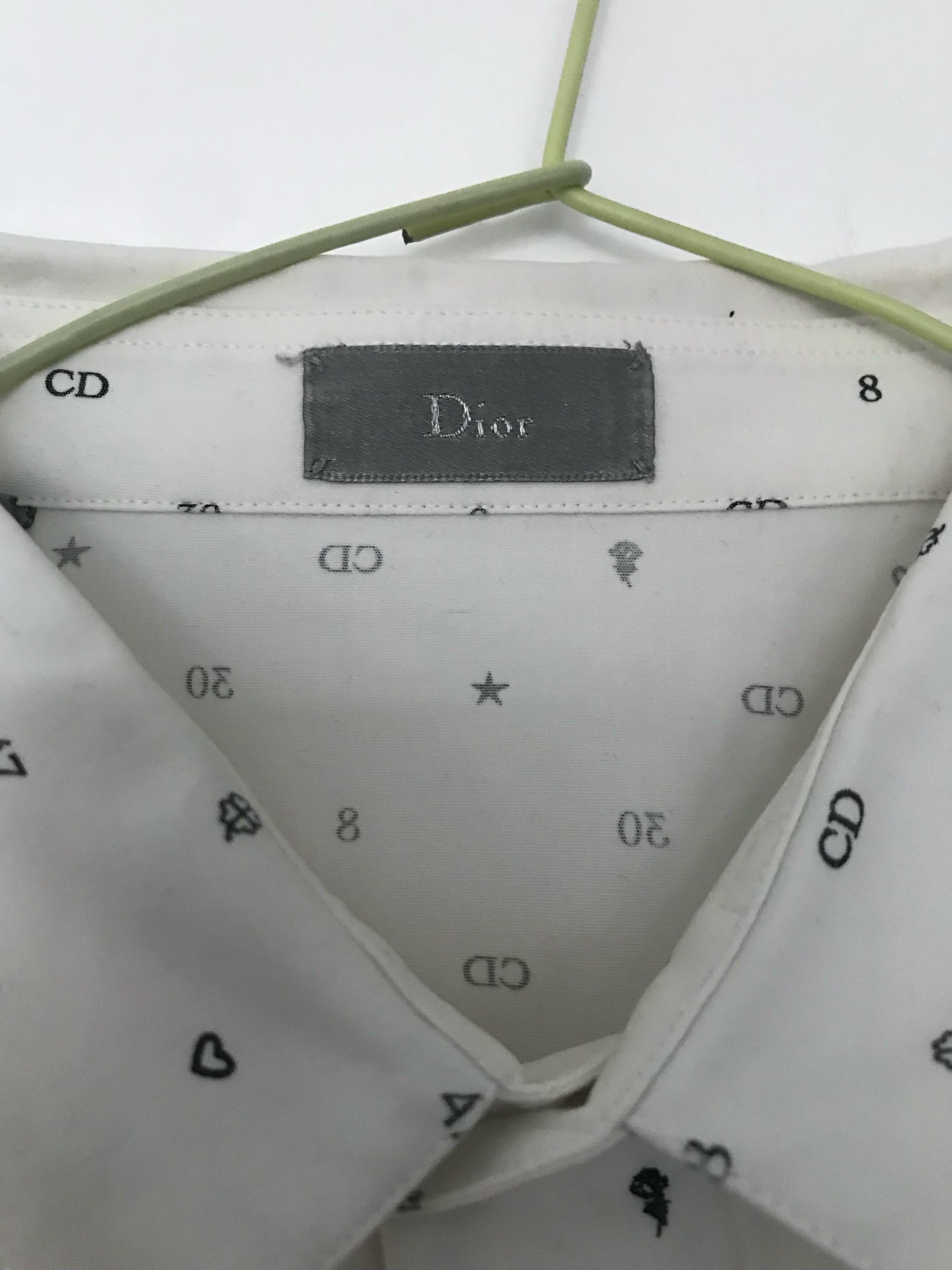 CHRISTIAN DIOR  chemise avec des motifs de monogrammes. En coton. Taille 41. En très bon état, très peu de portée. Juste une légère trace au pli du col qui n'est pas perceptible lorsqu'il est porté.