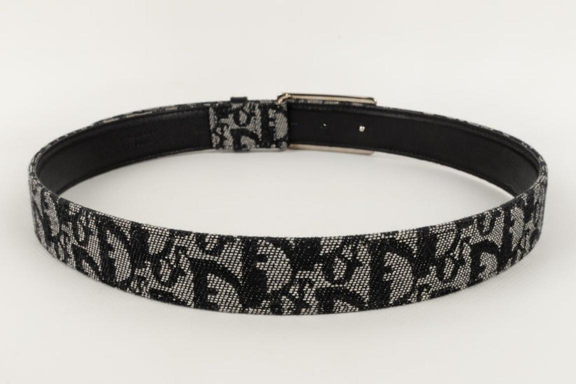 Dior - (Made in Italy) Monogrammed belt with leather inside and a silvery metal buckle. Indicated size 80. To be noted, a slight scratch on the buckle.

Additional information:
Condition: Very good condition
Dimensions: Length: from 77 cm to 84.5
