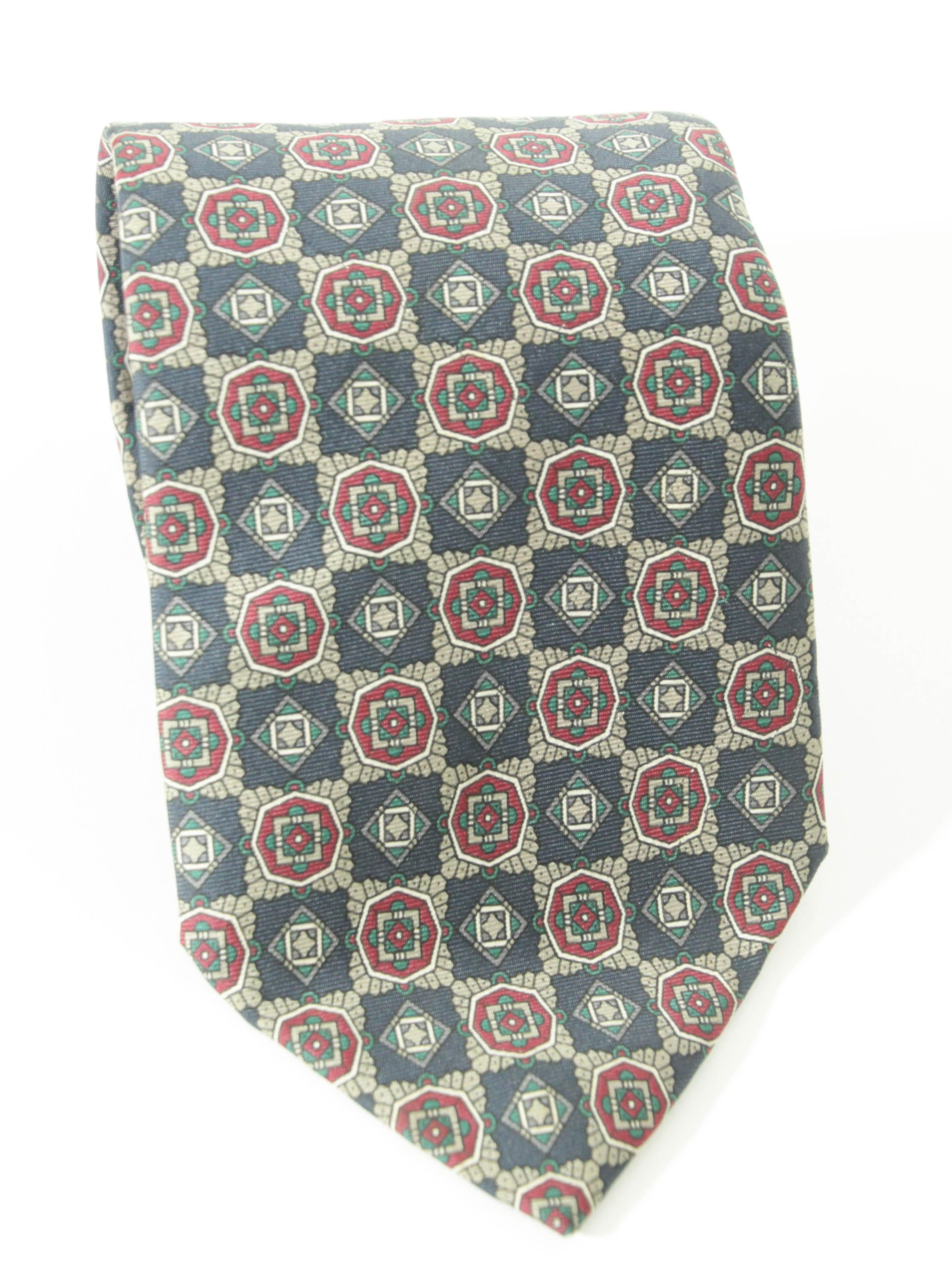CHRISTIAN DIOR MONSIEUR silk tie men dress necktie.
CHRISTIAN DIOR MONSIEUR tie cravate fancy printed silk, hand made in USA.
The tie is crafted in beige, blue and burgundy silk, the tie will elegantly embellish any suit.
Dress luxury silk necktie