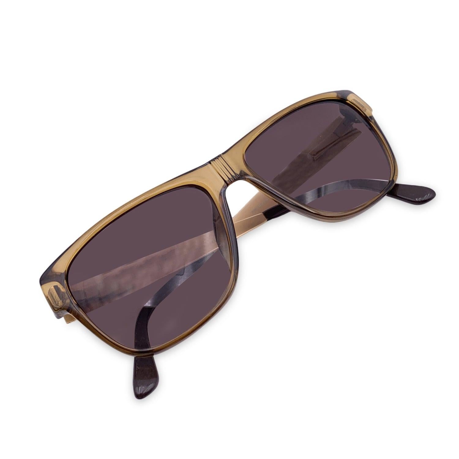 Raffiniert, selbstbewusst und mühelos cool - die Christian Dior Monsieur Mod. 2406 12 ist ein leuchtendes Beispiel für schlichte Vintage-Eleganz mit einem Hauch von maskuliner Schärfe. Dieses Unisex-Modell aus der begehrten Monsieur-Linie von Dior