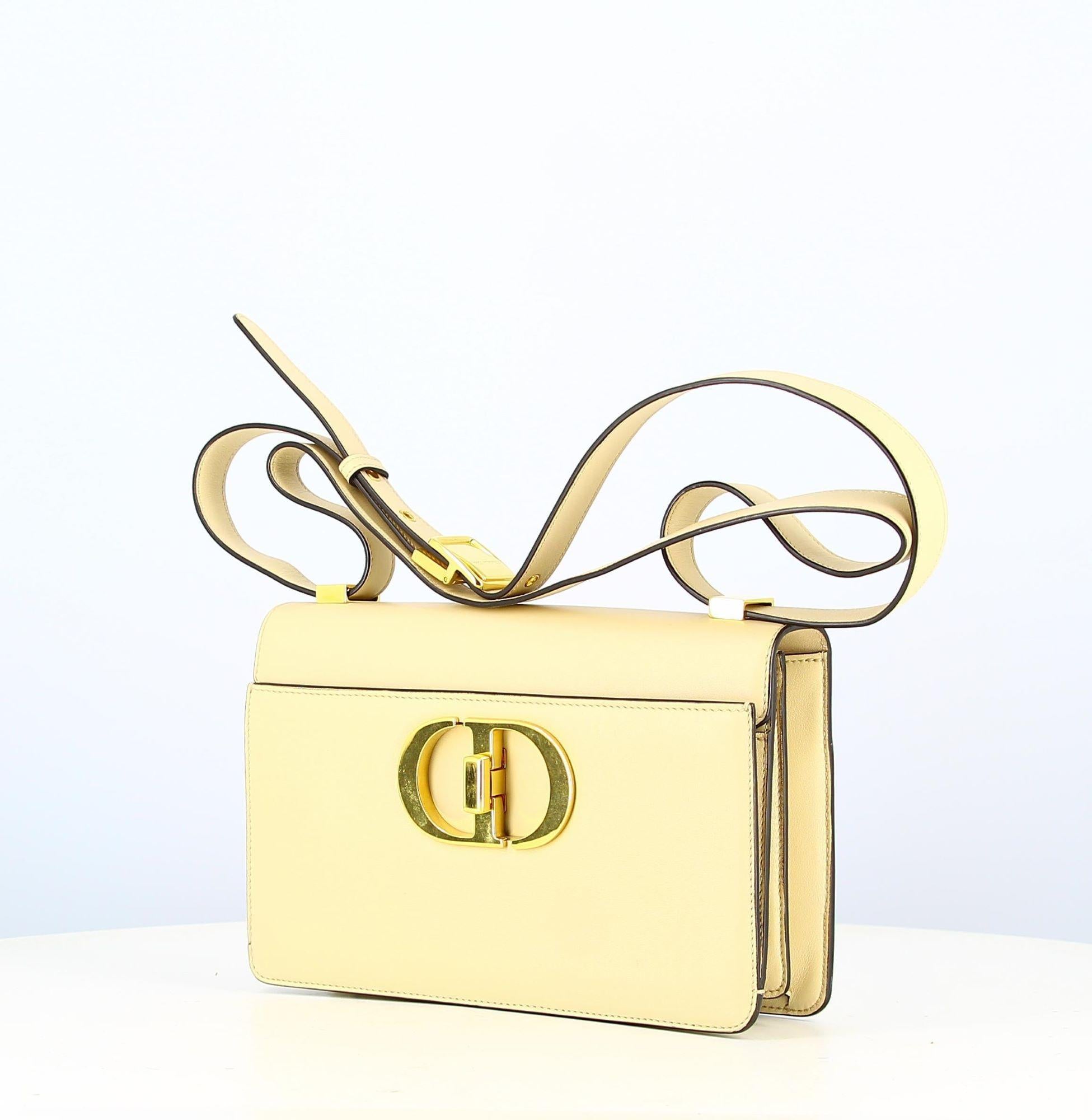 Christian Dior Montaigne 30 Line Shoulder Bag In Calfskin
- Good condition, shows slight wear due to time.
- Christian Dior 30 Montaigne shoulder bag in rope-coloured box calf leather, tone-on-tone enamelled metal CD logo on the front, long leather