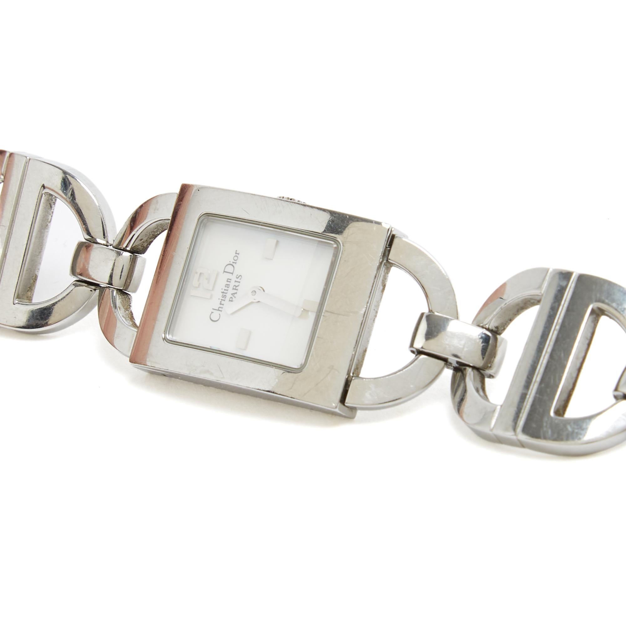 Montre Christian Dior Malice (circa 2005), boîtier en acier, mouvement à quartz, cadran en nacre, index bâtons, bracelet CD en acier. Diamètre 1,95 cm hors couronne, longueur totale 16,5 cm pour un poignet maximum de 16,3 cm. La montre est vintage