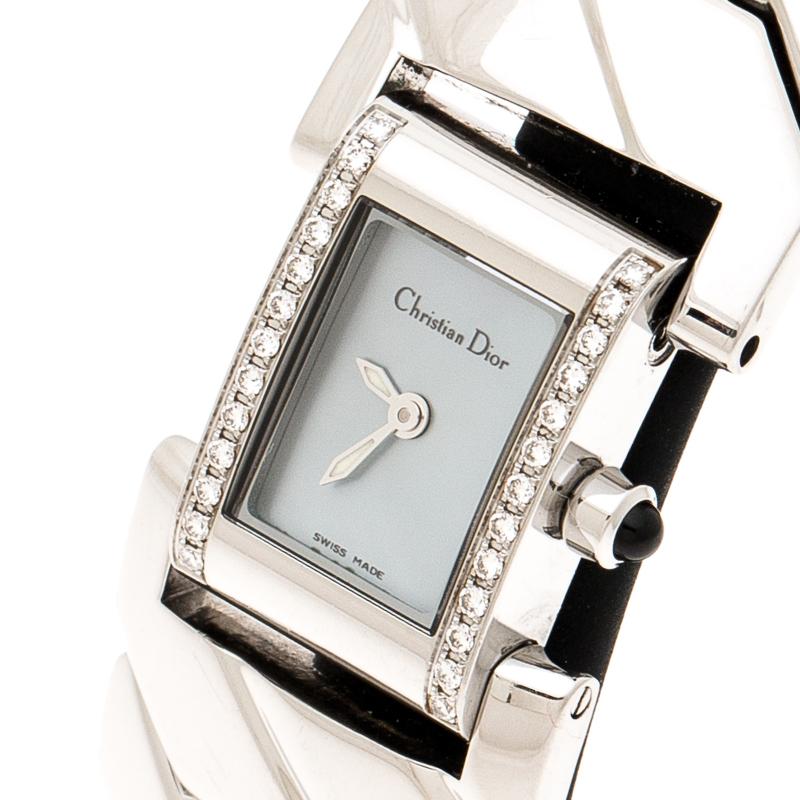 A chic and stylish watch for women of every taste, this Christian Dior watch is a stunning piece to own. Designed in a stainless steel bracelet style, this watch features a plain Mother of Pearl dial fixed with the label and no markers. The bezel is