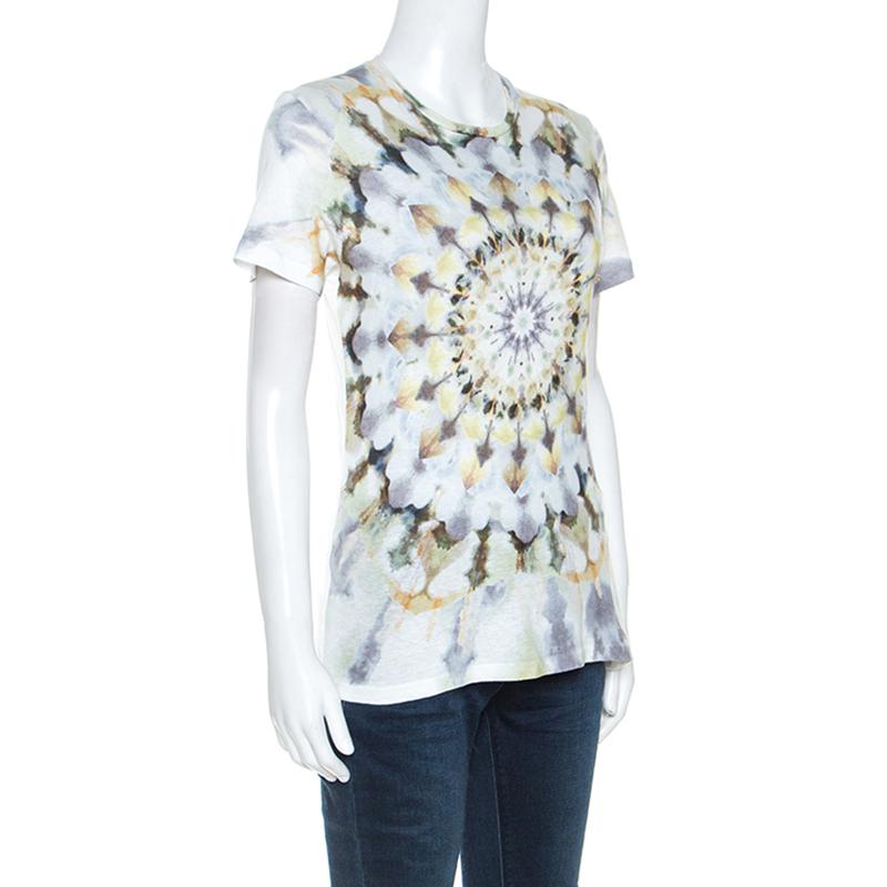 This Christian Dior T-shirt speaks style through its simple design! Made from cotton, it is fashioned with short sleeves and Kalei Diorscopic prints. You may style this comfortable T-shirt with bottoms of your choice.

