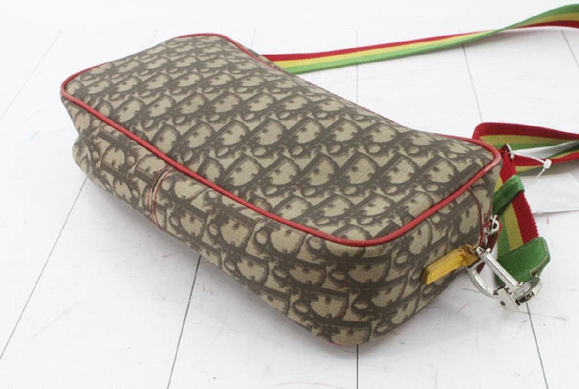 Christian Dior Trotter Rasta 2 Umhängetasche aus beschichtetem Canvas in Dunkelbraun und Taupe mit rotem, gelbem und grünem Leder und Netzbesatz, silberfarbener Hardware, verstellbarem Schulterriemen, Reißverschlussfach innen und Reißverschluss