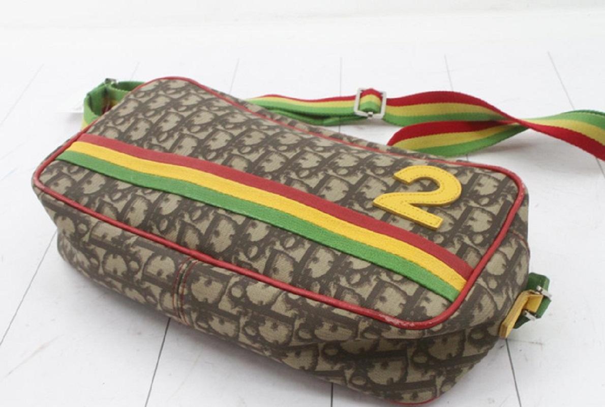 Christian Dior Mehrfarbige Rasta Umhängetasche (Braun) im Angebot