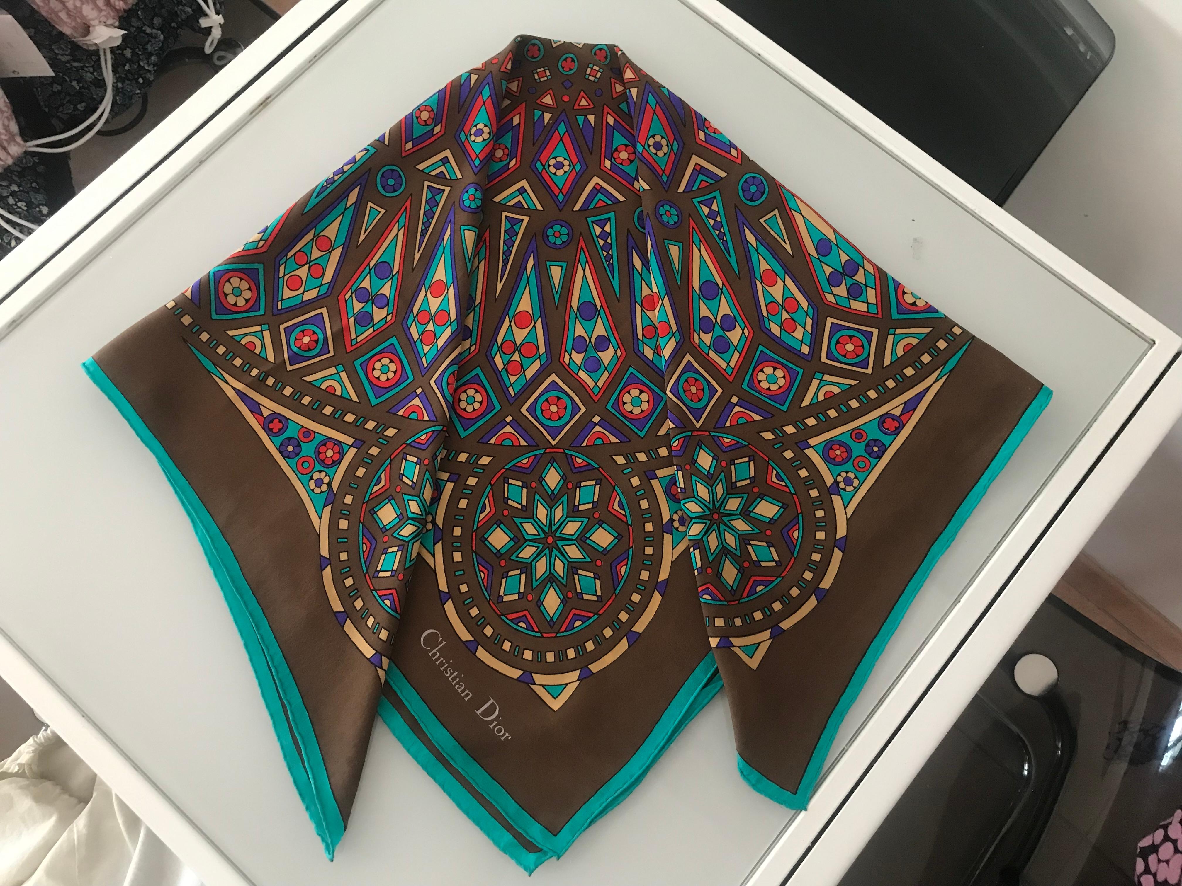 Magnificent maxi scarf dior . rolled edges. En excellent état. very pretty color. 85x85. No more composition label but it's silk.                                                    Magnifique maxi foulard dior . Bords roulottés. En excellent état.