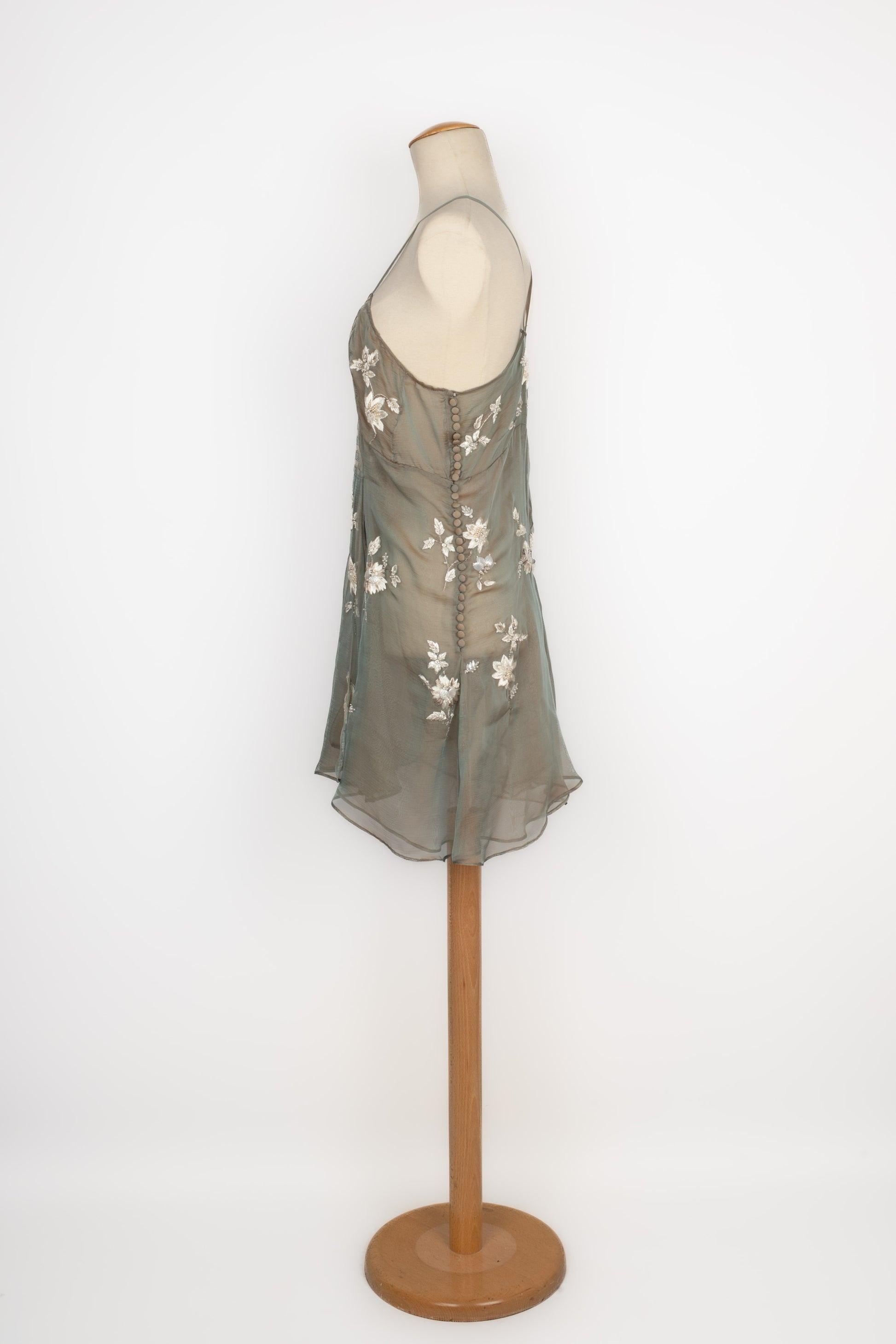 Christian Dior - Muslin short dress embroidered with floral patterns. No size indicated, it fits a 36FR/38FR. 2011 Fall-Winter Collection. Without brand label.

Additional information:
Condition: Good condition
Dimensions: Chest length: 44 cm -