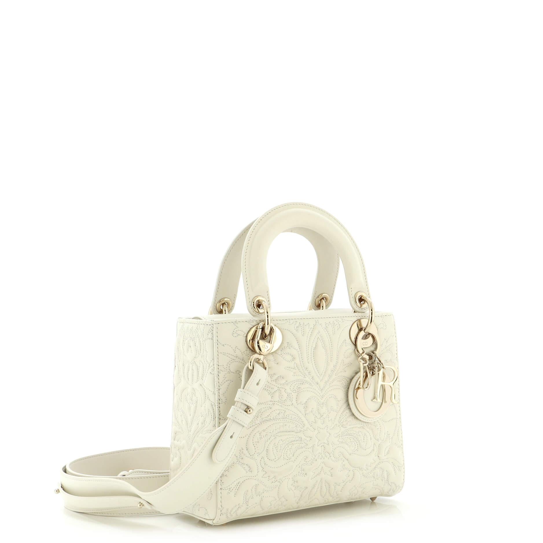 Condizioni: Ottimo. Usura minore, graffi e ammaccature sull'esterno, sui manici e sulla tracolla, sgualcitura sulla tracolla. Leggera usura all'interno, graffi sulla ferramenta.
Accessori: Borsa antipolvere, con tracolla
Misure: Altezza 7