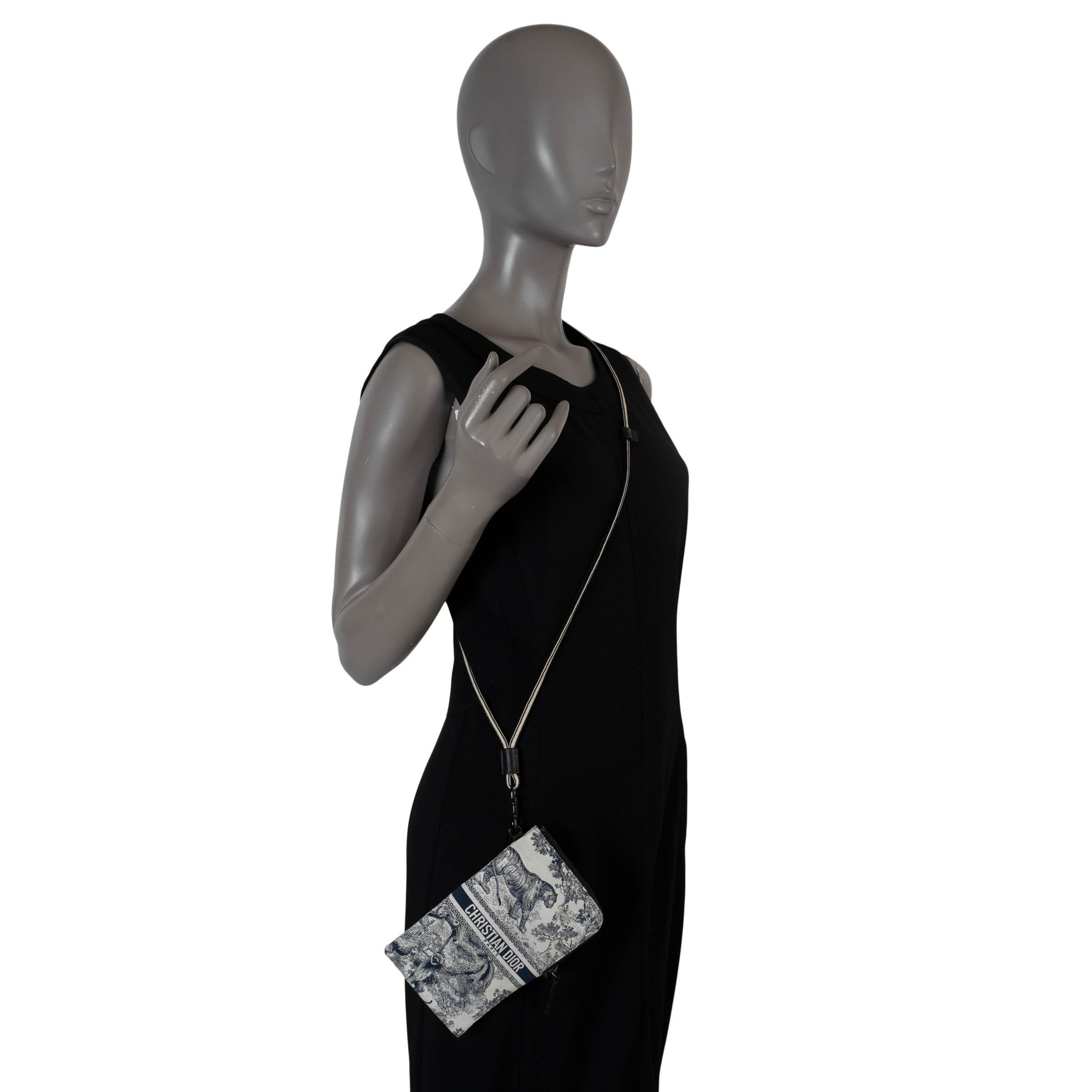 CHRISTIAN DIOR marine 2021 DIORTRAVEL TOILE DE JOUY MULTIFUNCTIONNEL Pochette en vente 2