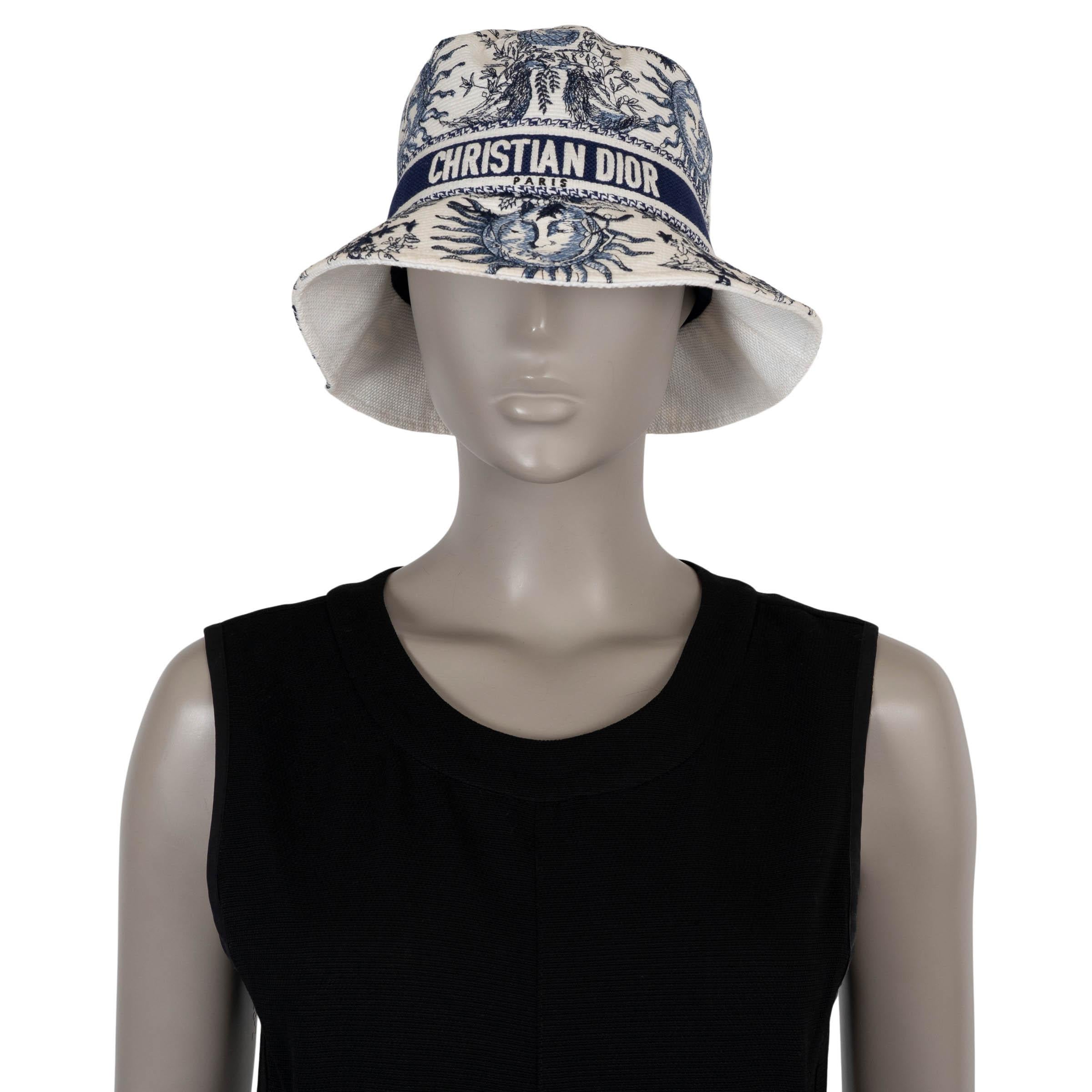 Questo cappello a secchiello Christian Dior D-Bobby, autentico al 100%, è realizzato in tela ricamata Toile de Jouy Soleil blu navy e bianca (80% cotone, 10% poliestere, 10% polipropilene). Presenta l'iconica striscia 