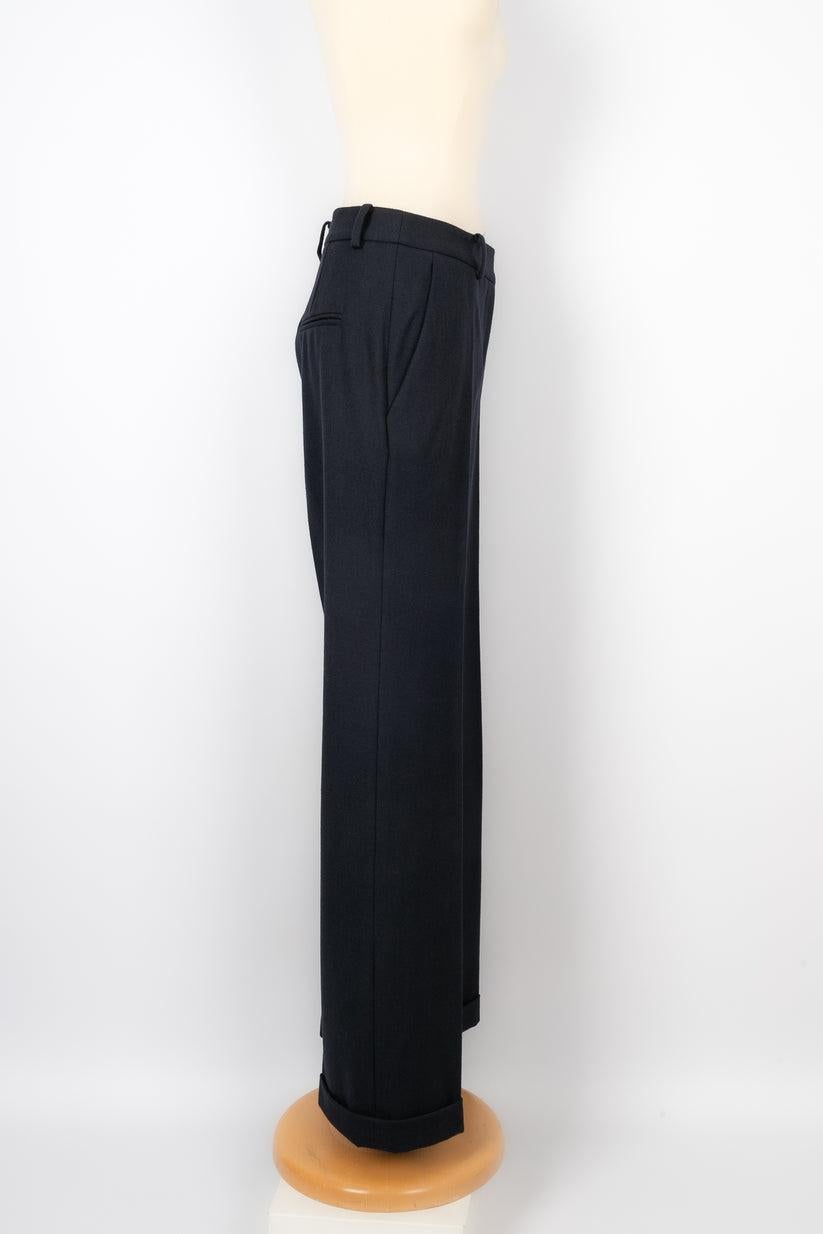 Dior - (Made in Italy) Navy blue blended wool pants. 36FR size indicated.

Additional information:
Condition: Very good condition
Dimensions: Waist: 36 cm - Hips: 49 cm - Length: 103 cm

Seller Reference: FJ98