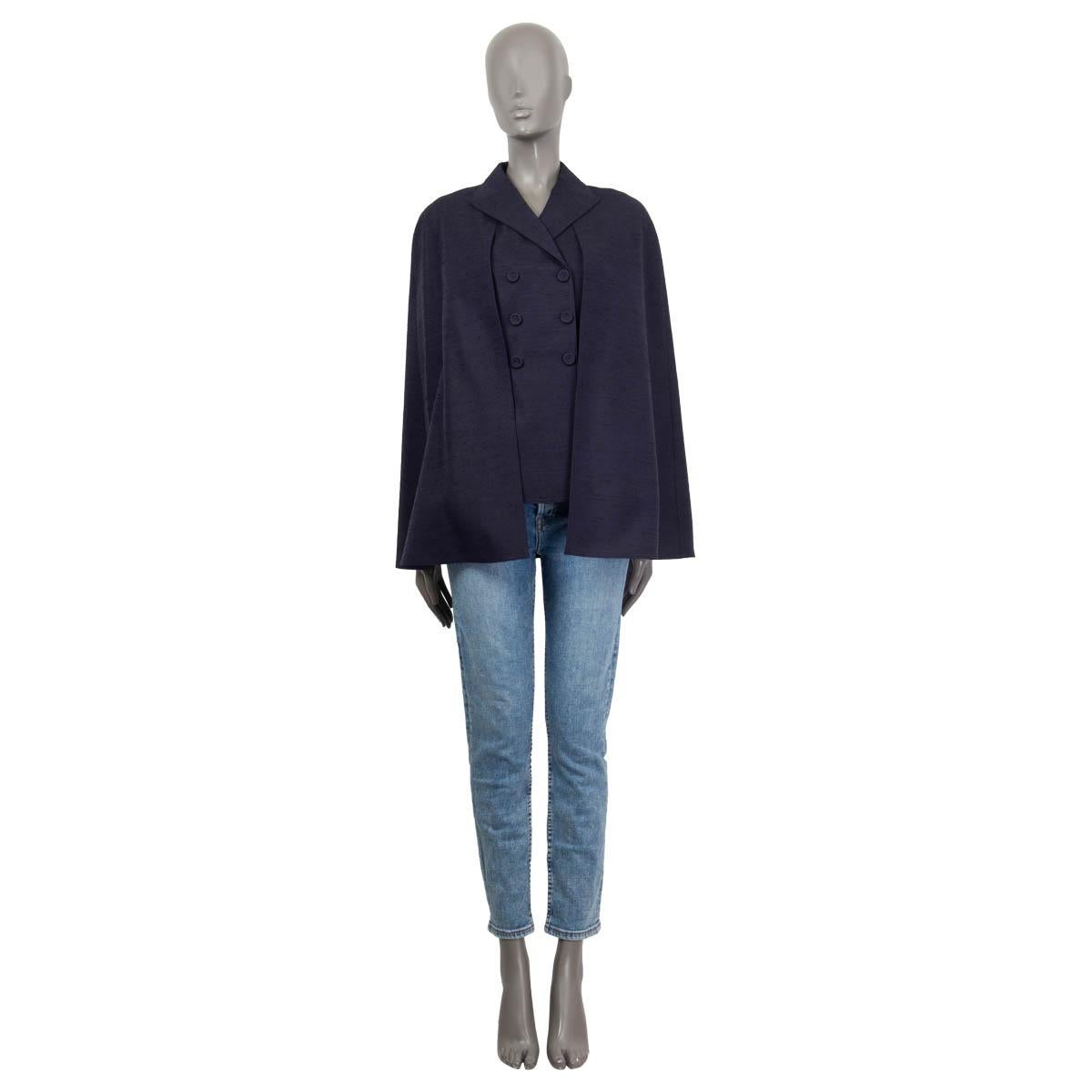 100% authentic Christian Dior Cruise 2020 'Shantung' double breasted blazer cape in navy blue cotton (57%) and viscose (43%). Features two slit pockets on the front. Opens with five buttons on the front. Lined in navy blue silk (100%). Brand new,
