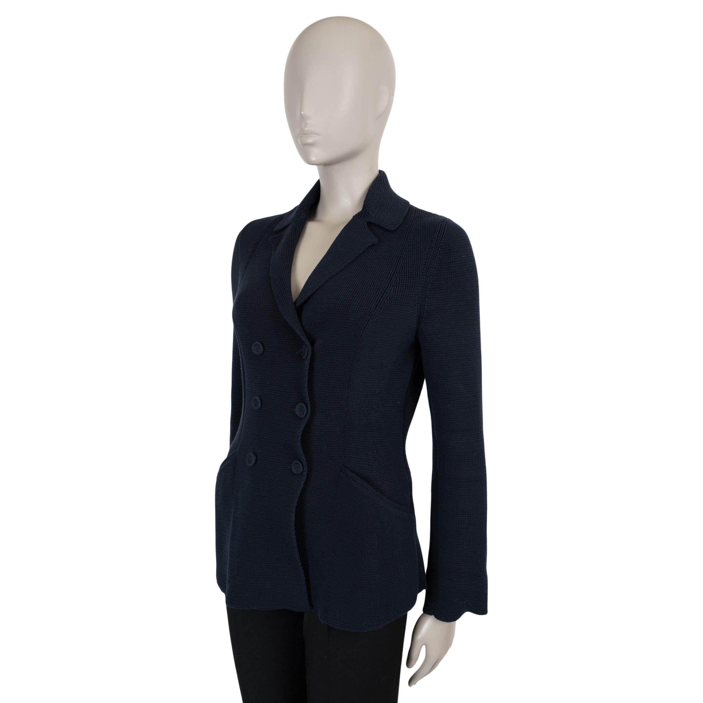 This 100% authentic Christian Dior Bar jacket in navy blue knitted cotton (100%) reinterprets the iconic silhouette with a modern, relaxed edge. Designed with a fitted cut, it features sharp peak lapels, two slant pockets, and buttoned cuffs for a