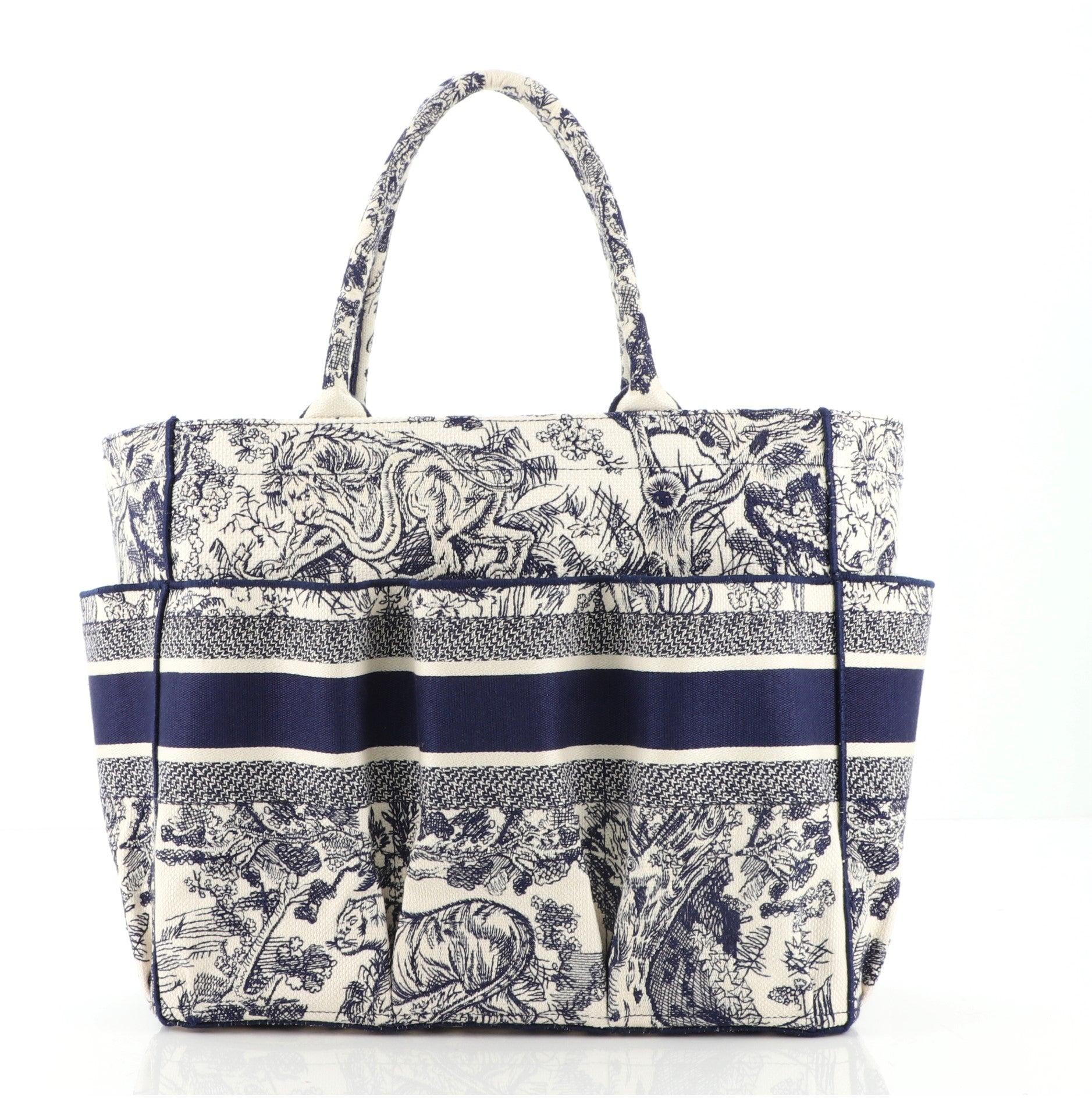 Christian Dior Marineblaue Tasche aus besticktem Canvas Catherine Tote Bag

Zustand Details: Abnutzung und Ausfransungen an den Außenkanten und Griffen, geringe Abnutzung im Inneren.

68033MSC

Abmessungen: Höhe 12