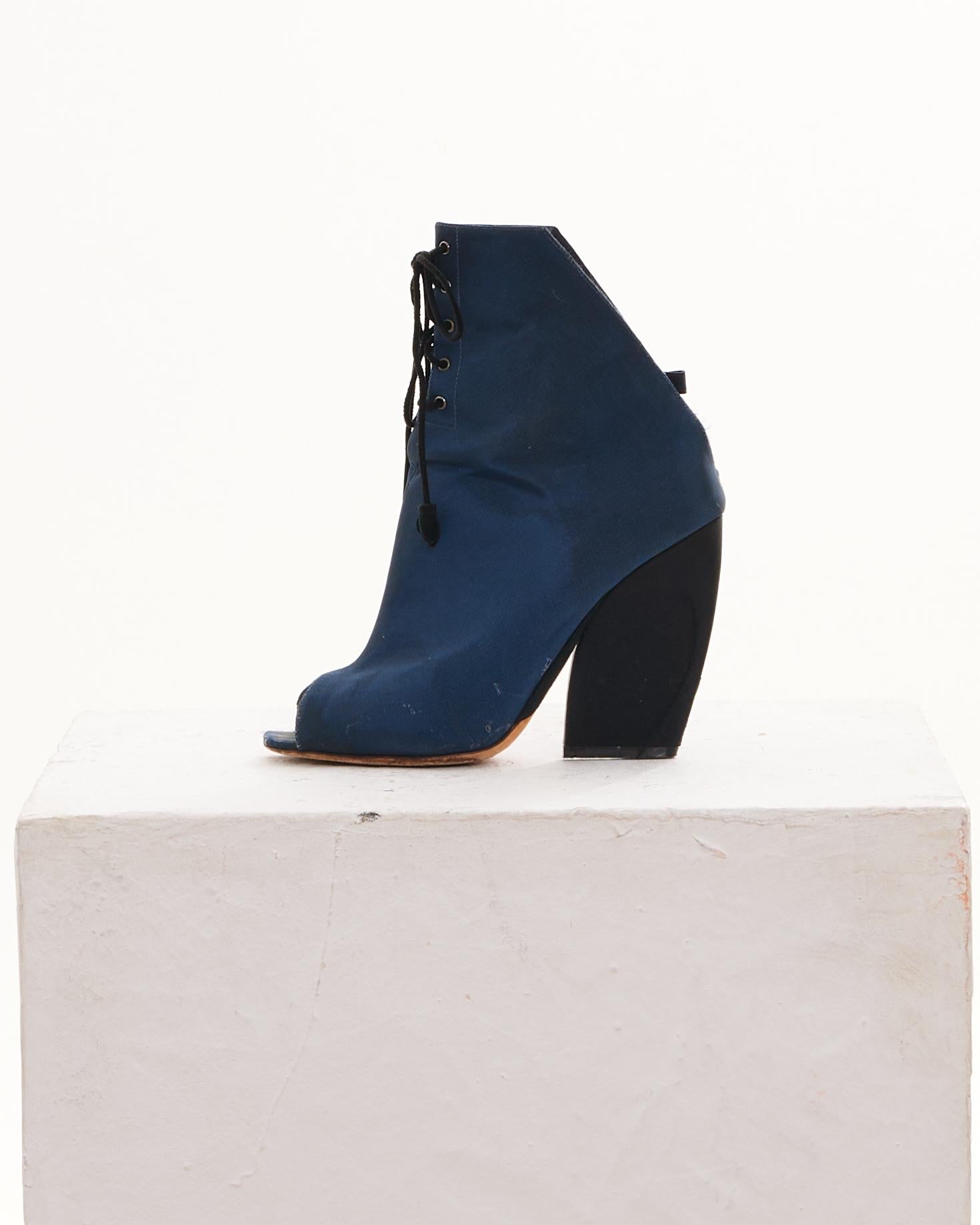 - Vendido por Skof.Archive
- Finales de 00
- Botines azul marino
- Cierre con cordones
- Puntera abierta
- Tacón alto negro
- Abierto por detrás
- Excelente estado
- Fabricado en Italia
- Materiales: tela y cuero
- Talla: 38.5 IT