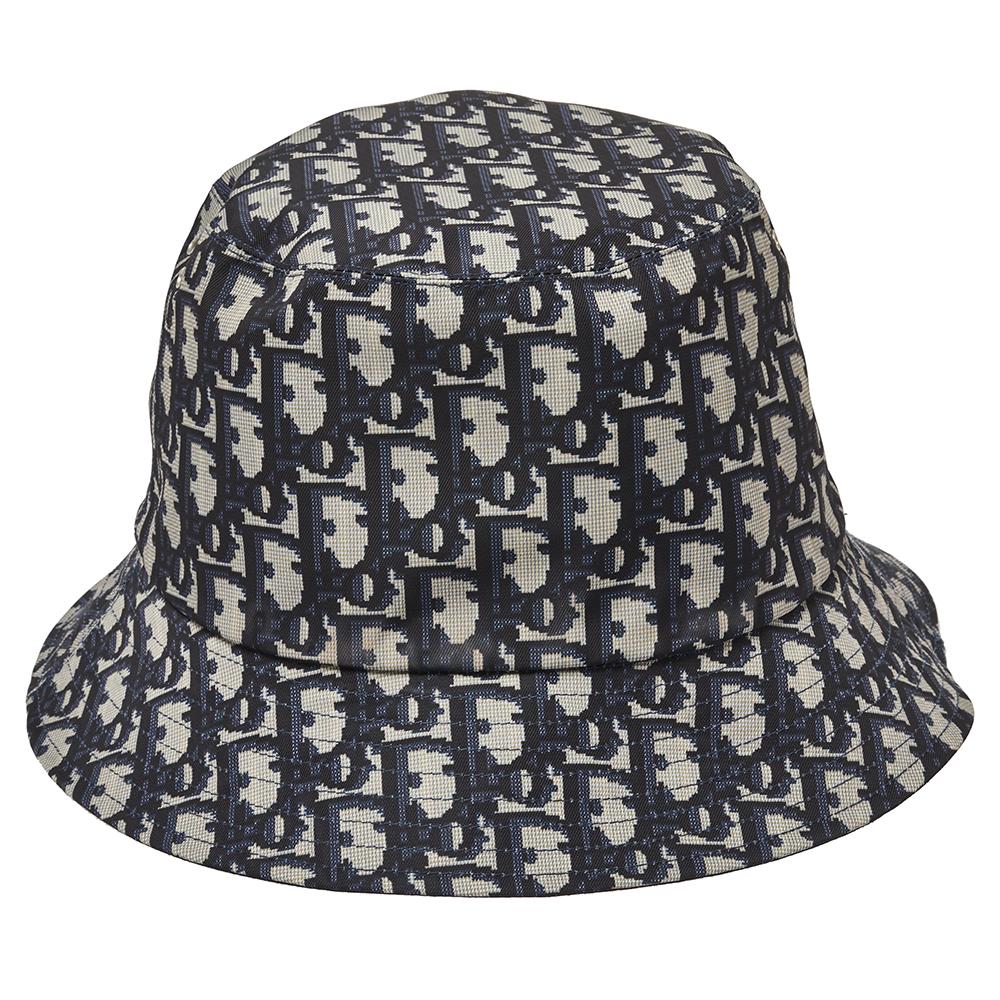 The Gucci bucket hat has the classic appeal and this fashion accessory will fit well in your casual wardrobe. Crafted from quality material in reversible style, the hat carries a solid navy blue hue on one side and the signature print on the other.