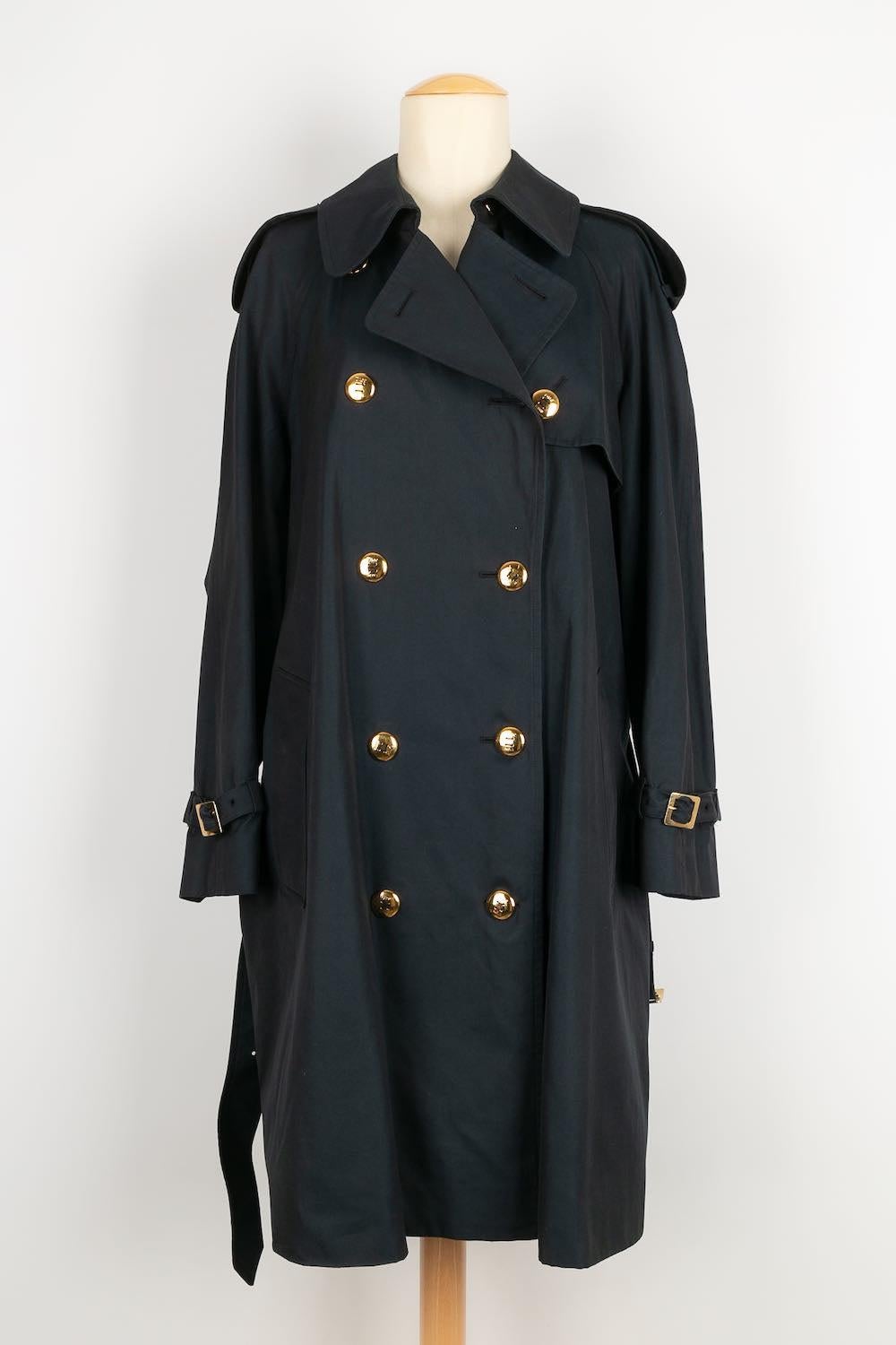 Dior -Long trench coat in navy blue cotton and gold metal buttons. No size indicated, it corresponds to a 38/40FR.

Additional information: 
Dimensions: Shoulder width: 47 cm, Sleeve length: 60 cm, Length: 100 cm
Condition: Very good