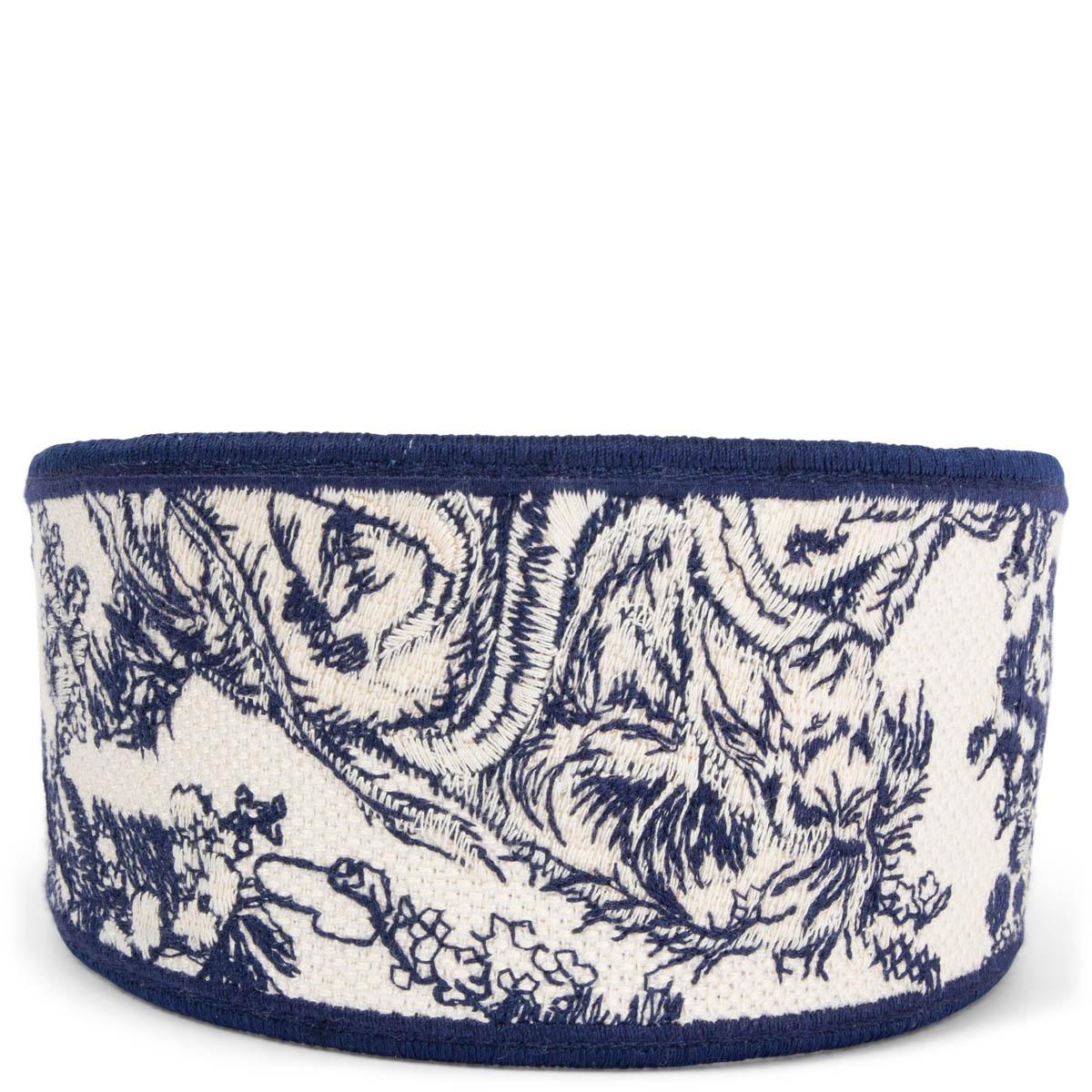 100% authentic Christian Dior Toile De Jouy embroidered headband in navy and white canvas. Has been worn once and is in virtually new condition. Comes with dust bag. 

2020 Fall/Winter
Measurements
Tag Size	OS
Width	8cm (3.1in)

All our listings
