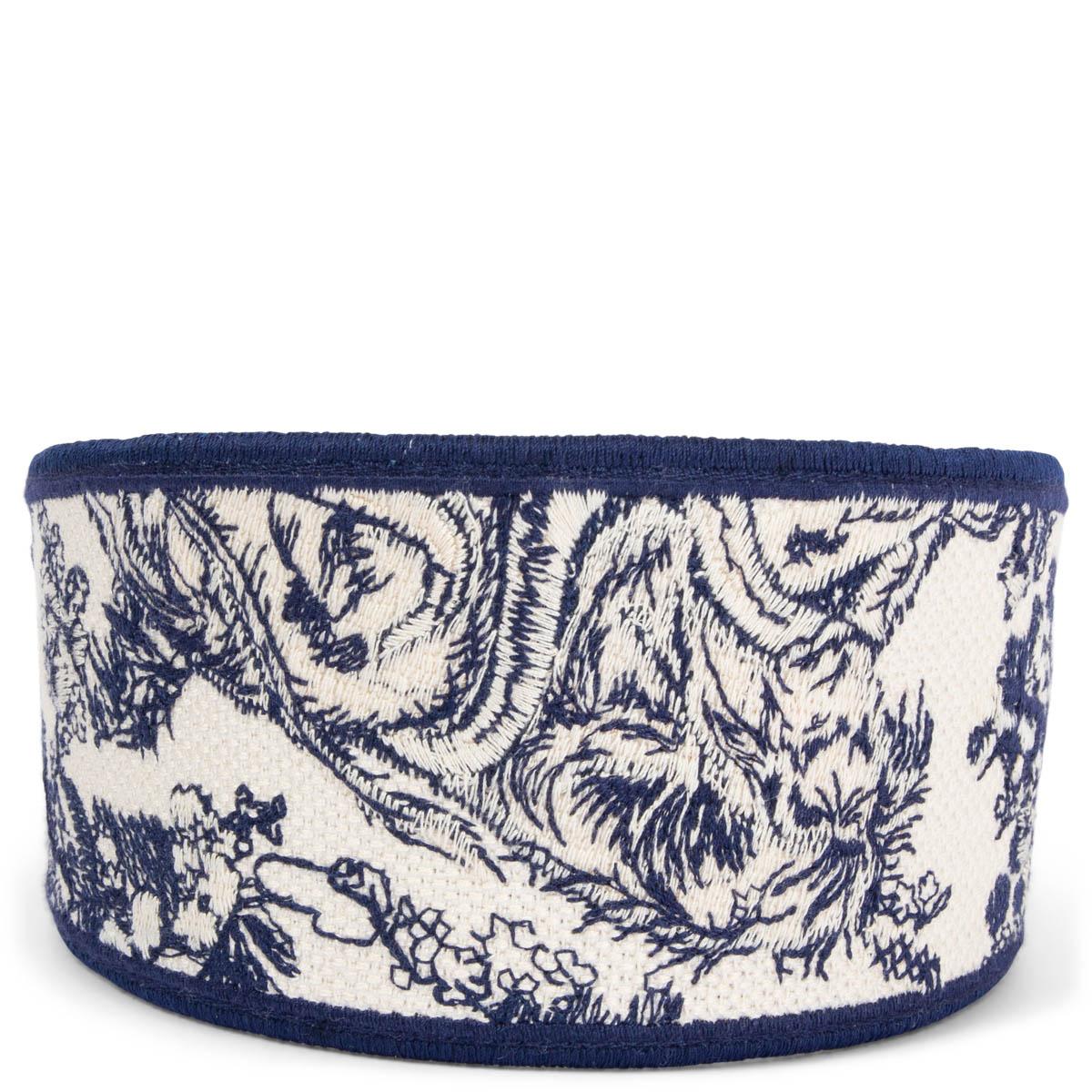 Diadema bordada Toile De Jouy 100% auténtica de Christian Dior en lona azul marino y blanca. Se ha usado una vez y está prácticamente nuevo. Viene con bolsa para el polvo. 

2020 Otoño/Invierno
Medidas
Tamaño de la etiqueta	OS
Anchura	8cm