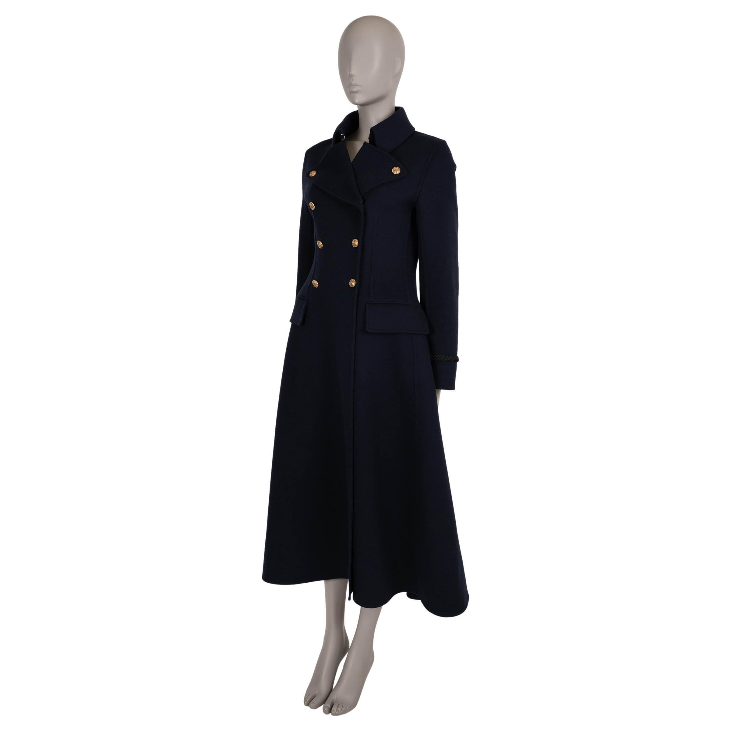 Este abrigo militar 100% auténtico Christian Dior está confeccionado en lana afieltrada azul marino con un 5% de cachemira, que le confiere un acabado suave y refinado. Su silueta entallada de largo midi presenta un cuello clásico con solapas, dos