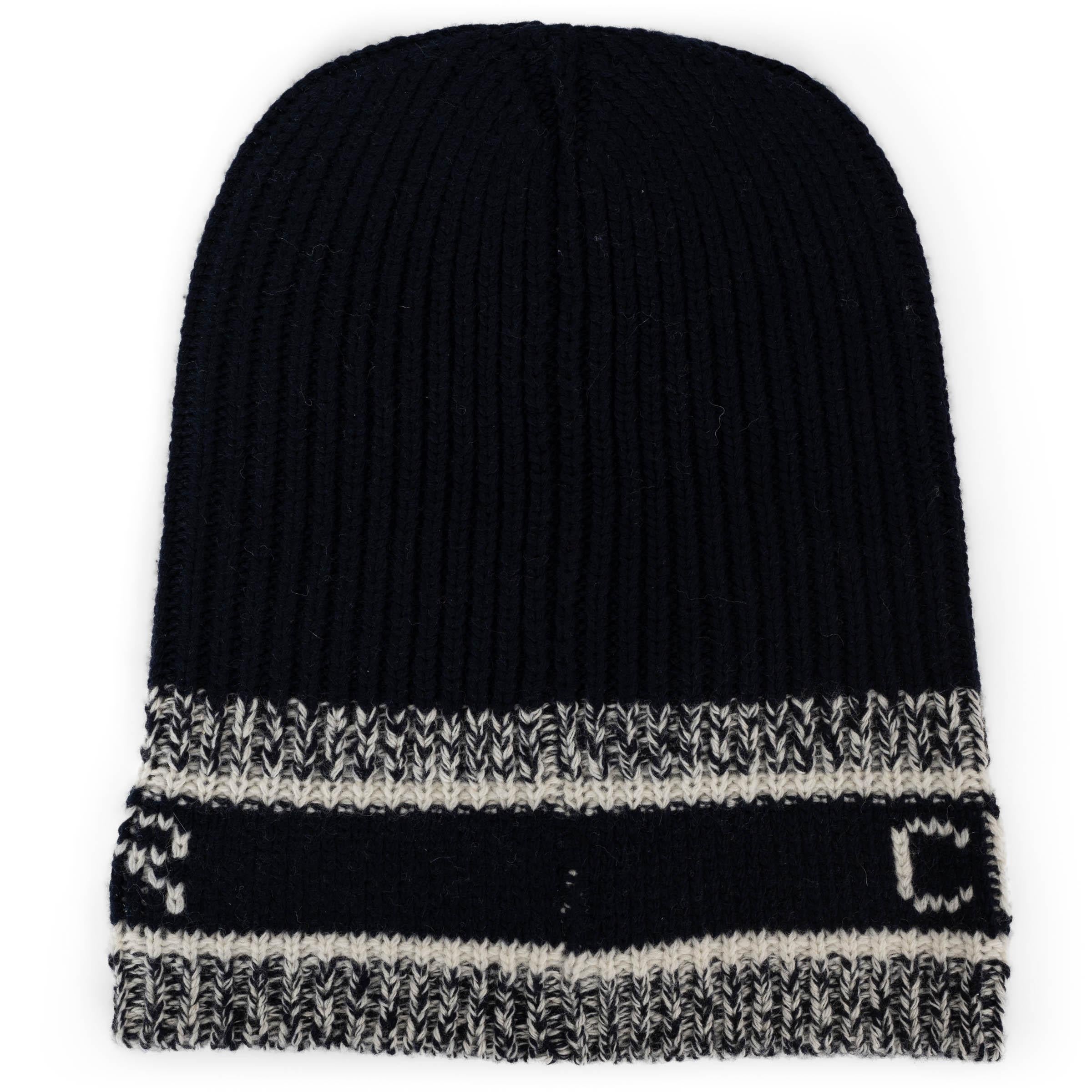 This 100% authentic Christian Dior D-White beanie in navy blue knit wool (70%) and cashmere (30%) combines warmth and elegance. Featuring a contrasting white Dior signature band, it offers a timeless accessory for a chic, cold-weather look. Has been