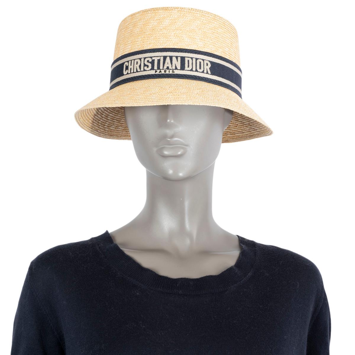 100% authentischer Christian Dior Dioresort D-Bobby Hut mit kleiner Krempe aus natürlichem Stroh mit marineblauem und hellgrauem gesticktem Leinenband. Wurde getragen und ist in ausgezeichnetem Zustand. 

Messungen
Tag Größe	58
Innenumfang	58cm