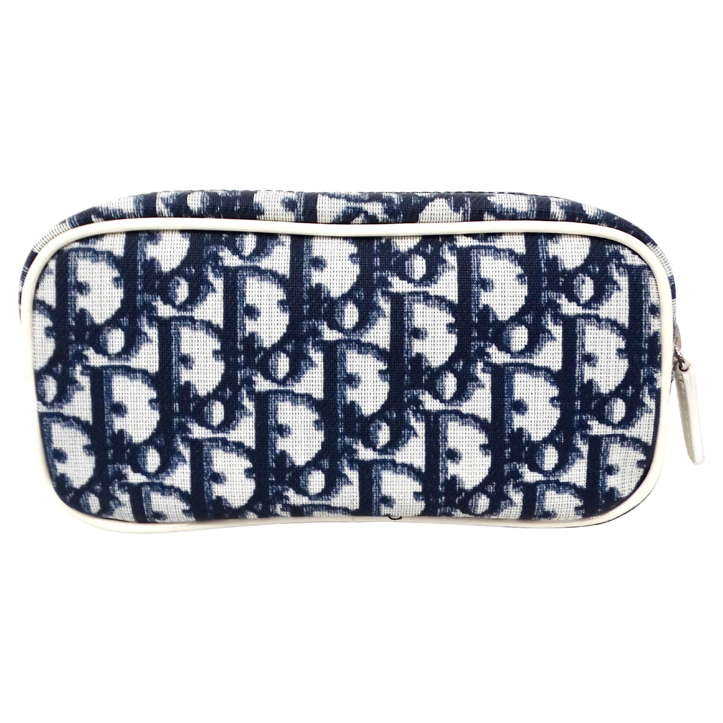 La Pouchette Cosmetica Christian Dior Navy Diorissimo dell'anno 2000 circa è la quintessenza della moda di lusso dei primi anni 2000, che unisce eleganza e praticità. Realizzato in tessuto blu navy, presenta l'iconico logo Dior che aggiunge un tocco