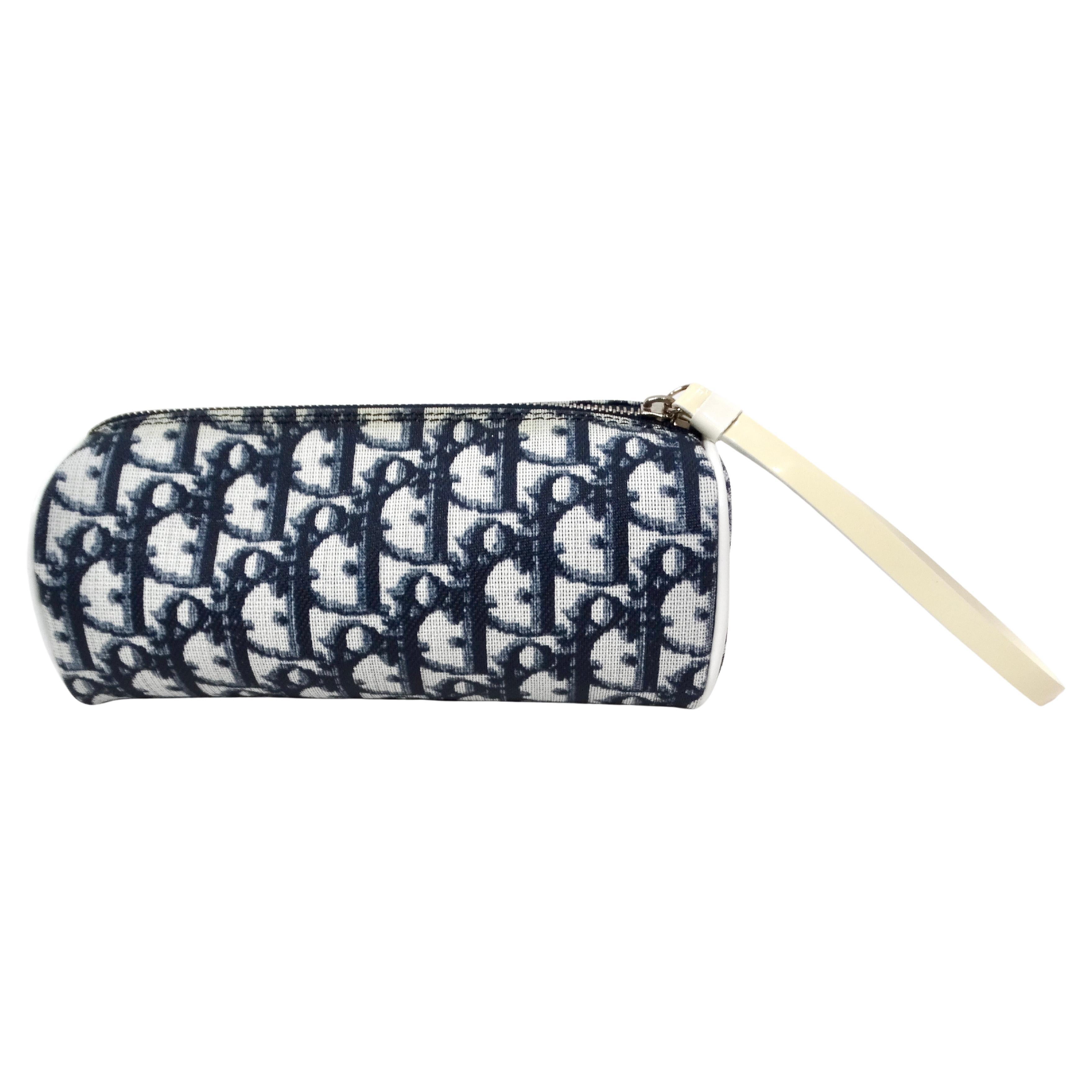La Pouchette Christian Dior Navy Diorissimo dell'anno 2000 incarna il lusso e l'eleganza dei primi anni 2000. Realizzato in tessuto blu navy, presenta l'iconico logo Dior che gli conferisce un aspetto raffinato e versatile. Le dimensioni compatte lo