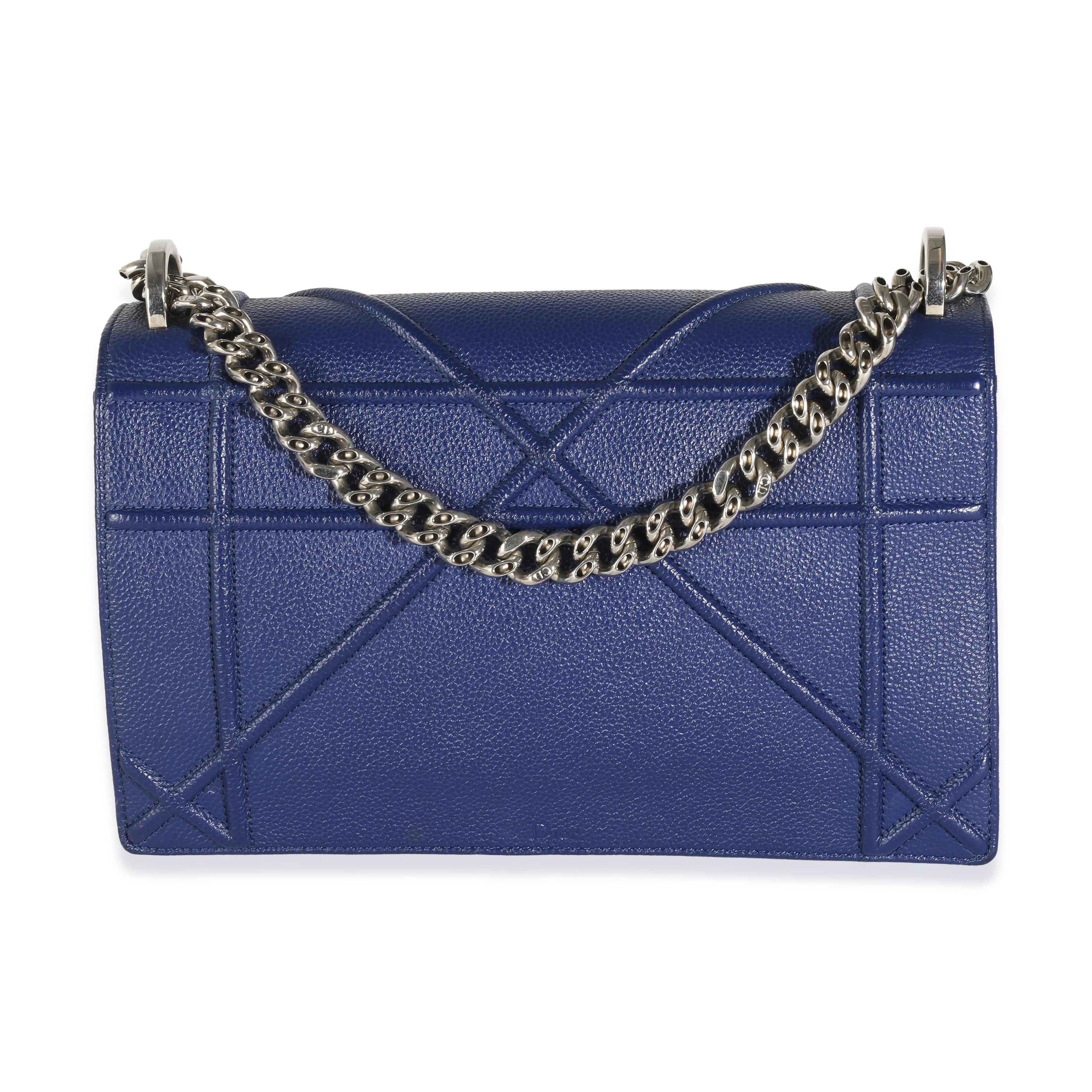 Titre du listing : Christian Dior - Sac à rabat Diorama moyen en cuir de veau grainé marine
SKU : 144252
Condit : Usagé 
Condition du sac à main : Très bon
Commentaires sur l'état : L'article est en très bon état avec des signes mineurs d'usure. Les