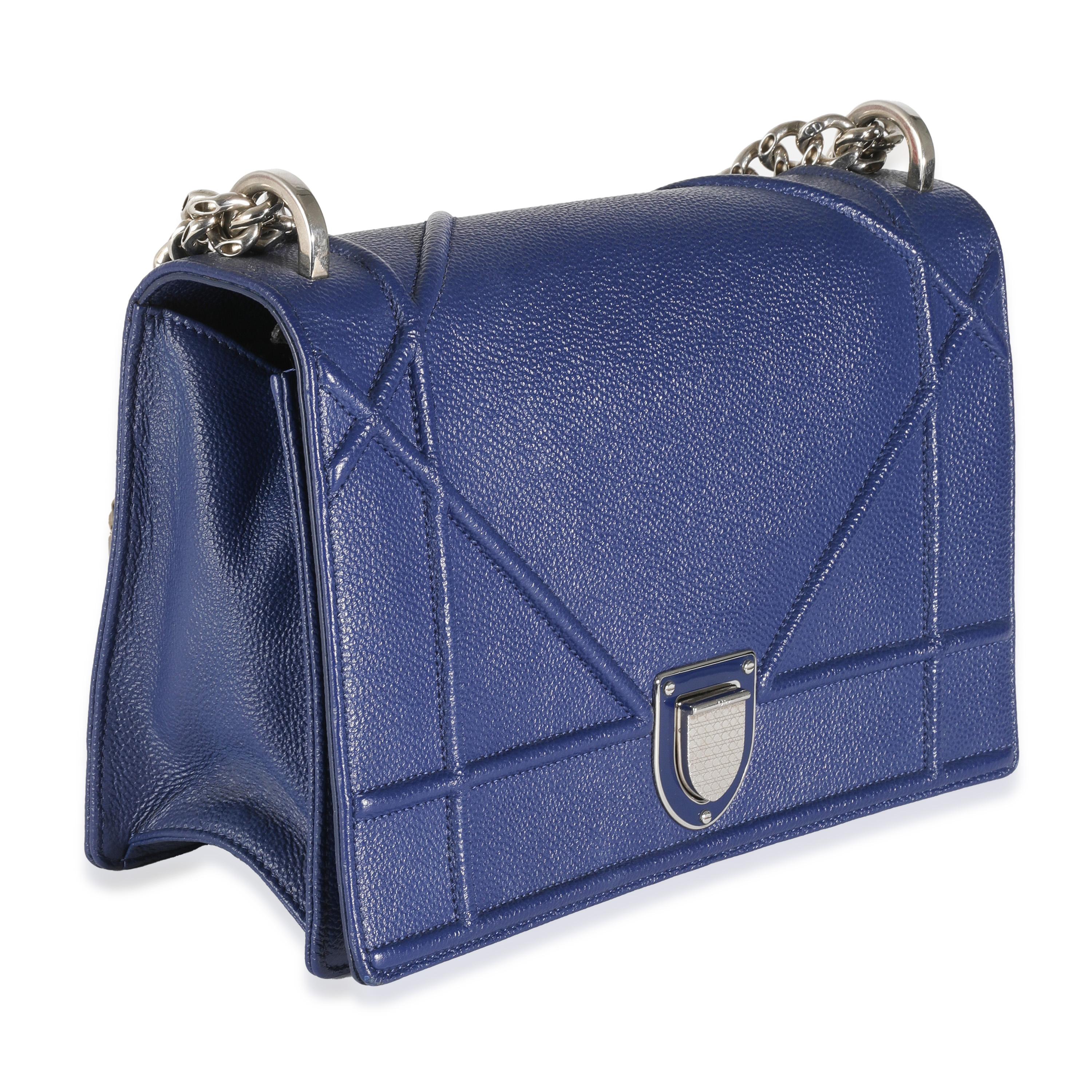 Violet Christian Dior Sac à rabat Diorama moyen en veau grainé bleu marine en vente