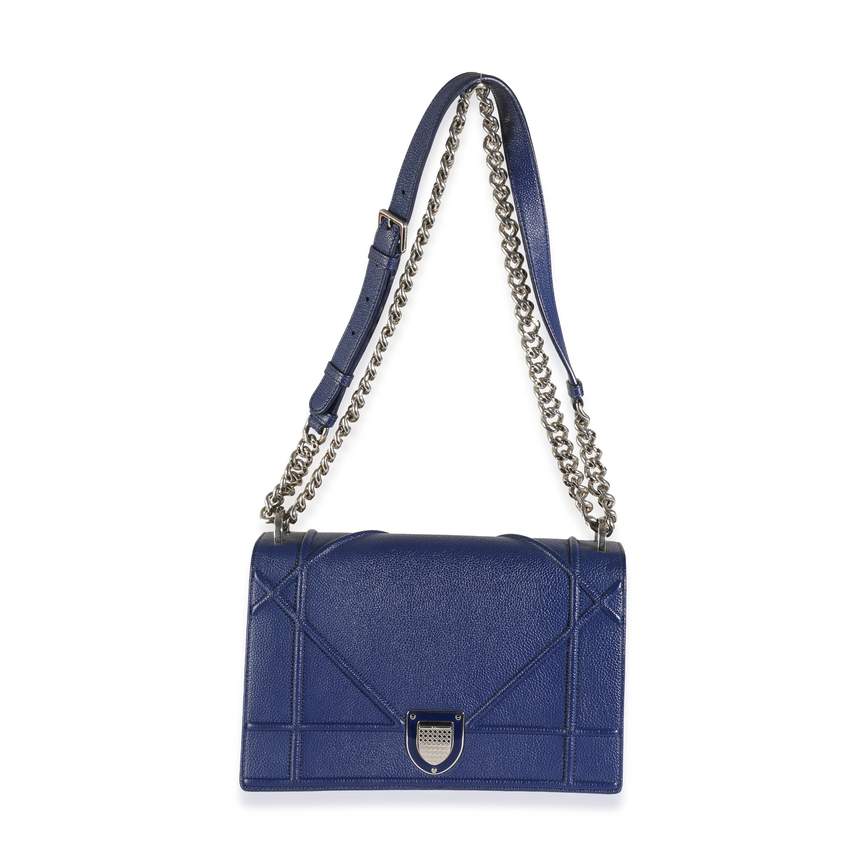 Christian Dior Sac à rabat Diorama moyen en veau grainé bleu marine en vente 1
