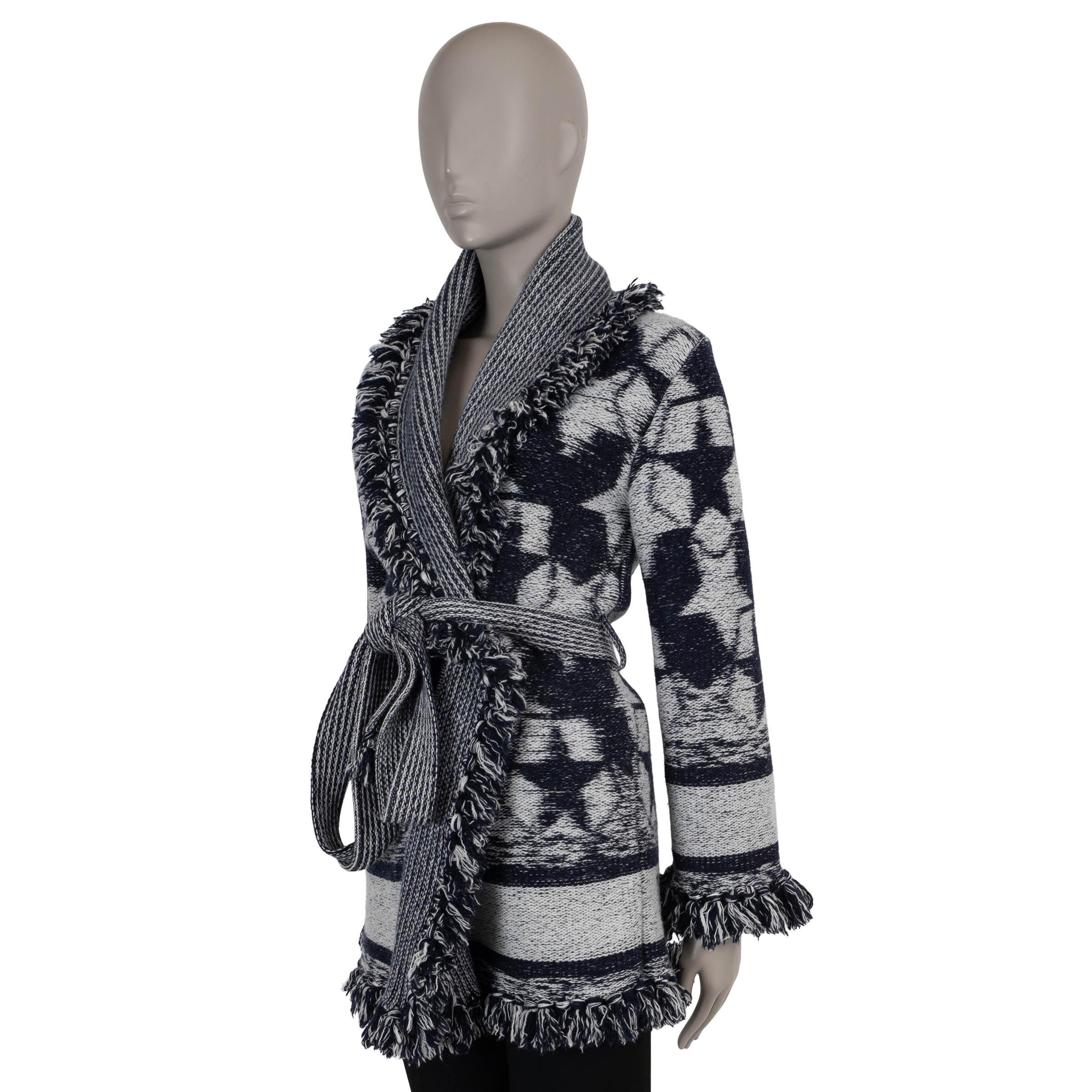 This 100% authentic Christian Dior cardigan jacket in navy blue and grey chunky knit wool (70%) and cashmere (30%) offers a luxurious take on cozy sophistication. Showcasing the Dior Étoile jacquard motif, it features an oversized fit with a wide