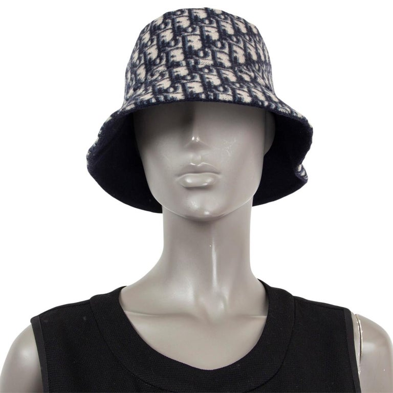 CHRISTIAN DIOR navy and ivory wool REVERSIBLE OBLIQUE BUCKET  display picture 1