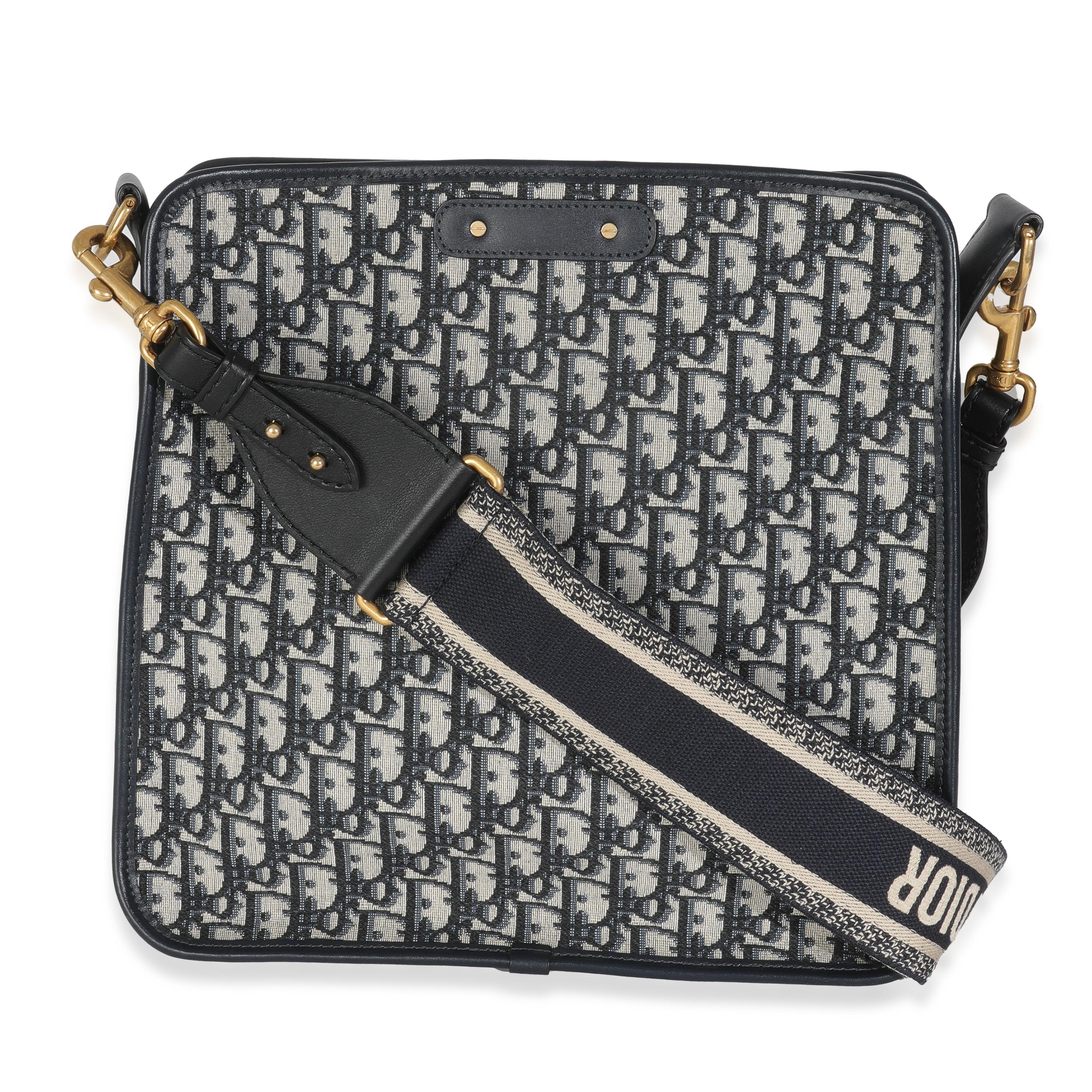 Titolo dell'elenco: Christian Dior - Borsa obliqua in tela di canapa - Navy
SKU: 147463
MSRP: 3900.00 USD
Condizioni: Usato 
Condizioni della borsa: Eccellente
Commenti sulle condizioni: L'articolo è in ottime condizioni e presenta leggeri segni di