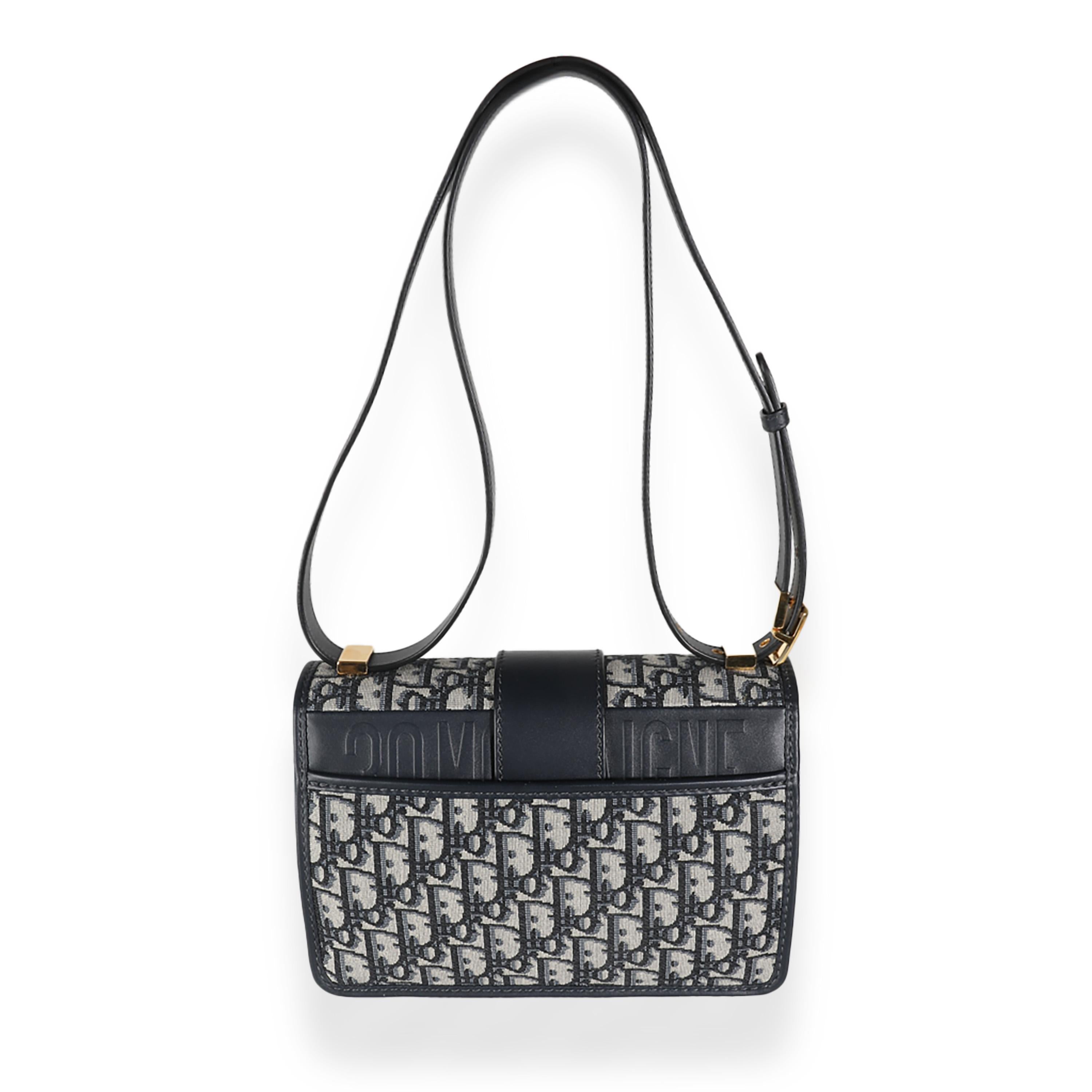 Titre du listing : Christian Dior Marine Oblique Jacquard 30 Montaigne
SKU : 140416
MSRP : 4000.00 USD
Condit : Usagé 
Condition du sac à main : Excellent
Commentaires sur l'état : L'article est en excellent état et présente de légers signes