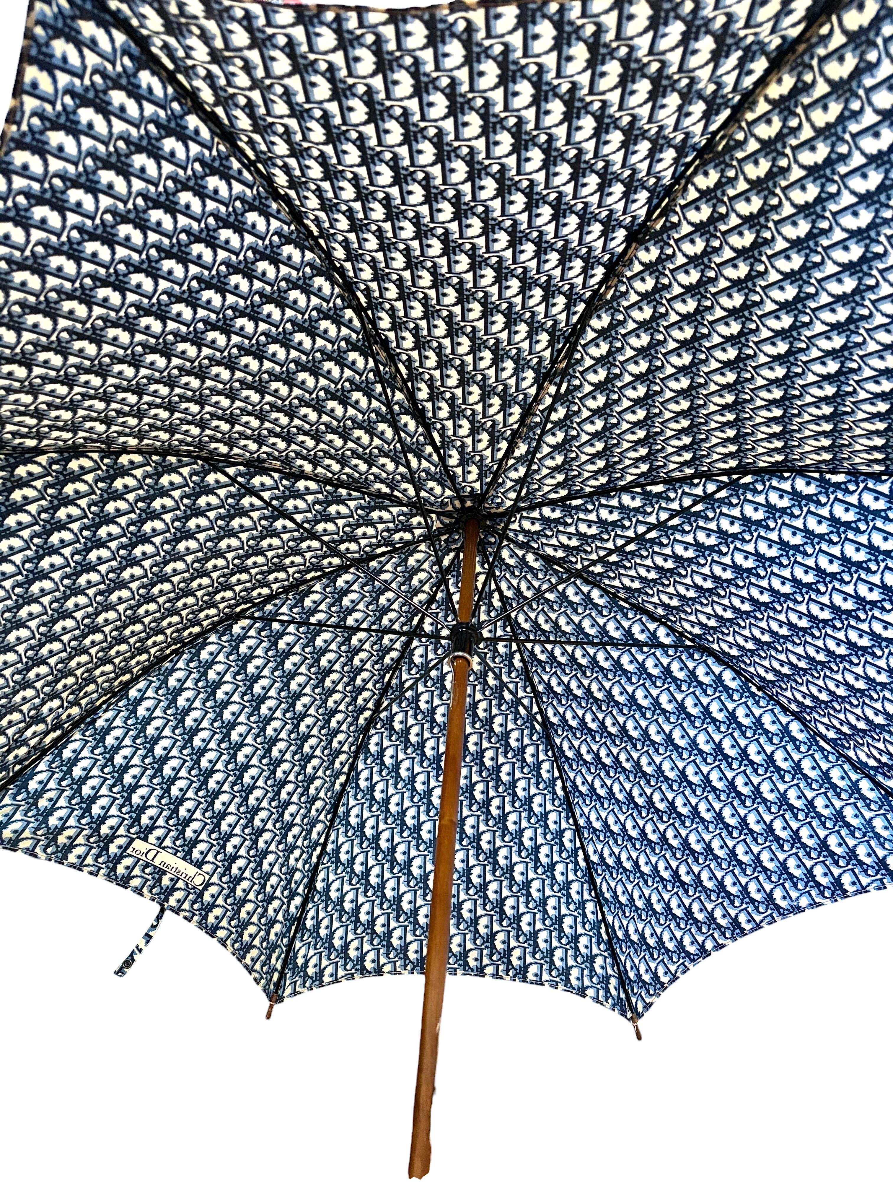 Questo raro ombrellino Christian Dior presenta l'iconico jacquard Oblique della maison, originariamente disegnato da Marc Bohan nel 1967 e reintrodotto alla fine degli anni '70 e all'inizio degli anni '80 nelle collezioni di viaggi e accessori di