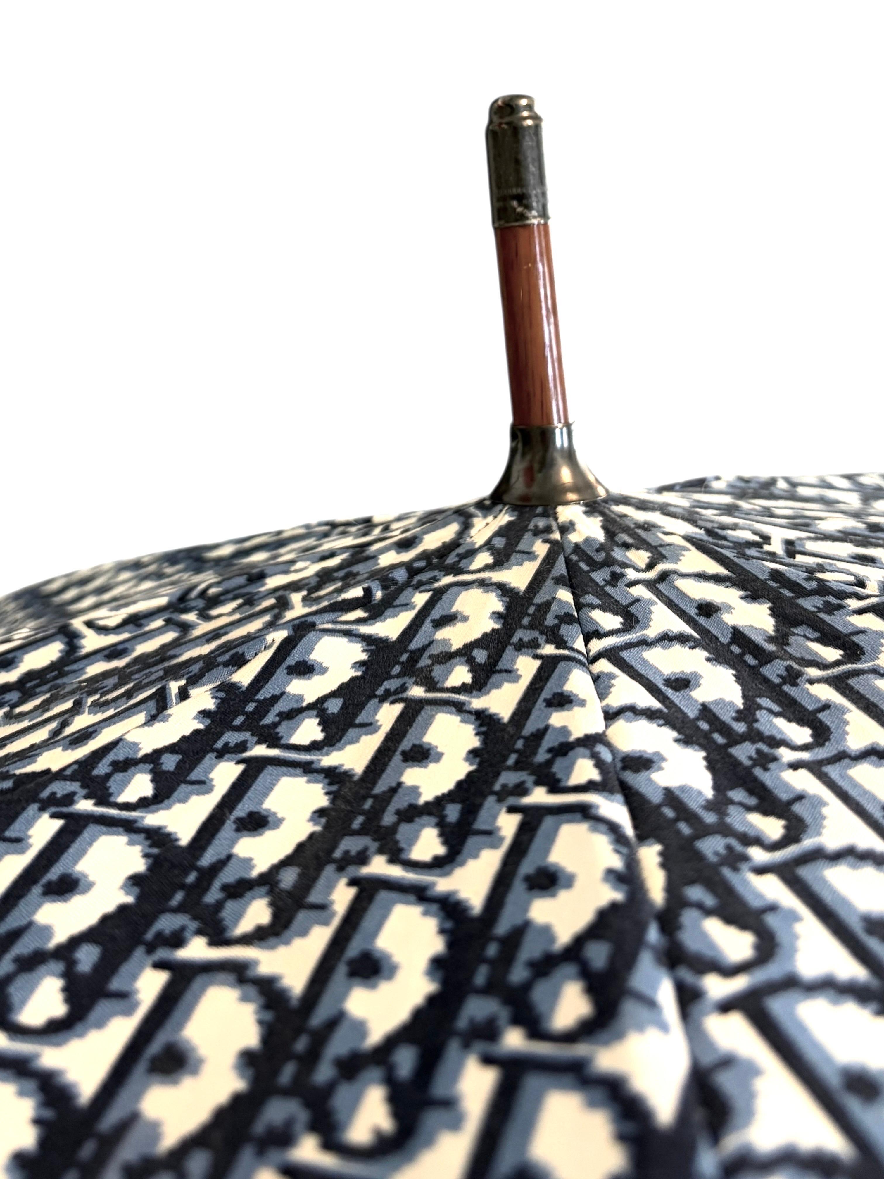 Grigio Christian Dior Ombrellone obliquo in jacquard con manico in legno, fine anni '70 in vendita
