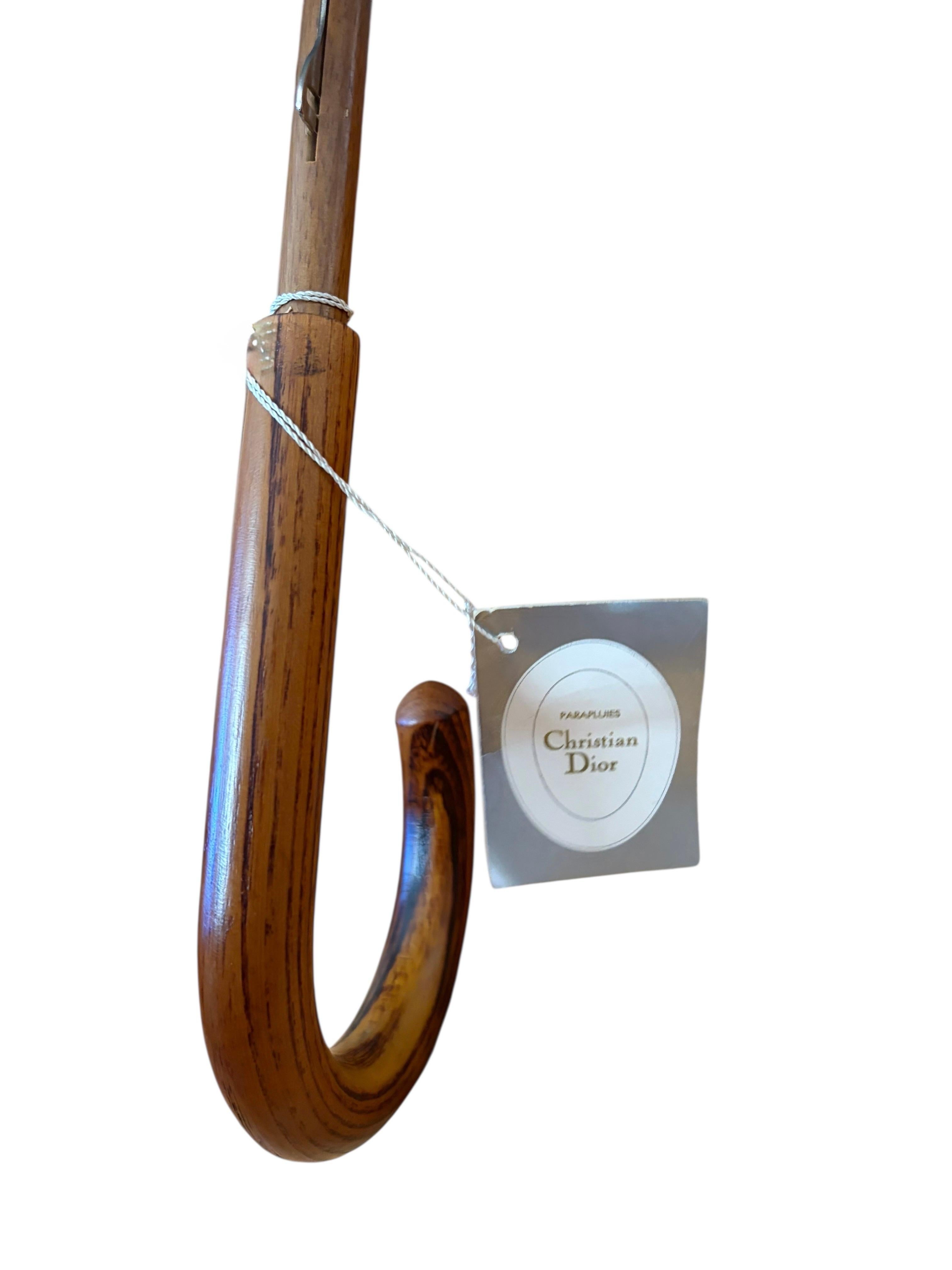 Christian Dior Ombrellone obliquo in jacquard con manico in legno, fine anni '70 In condizioni ottime in vendita a Kingston, NY