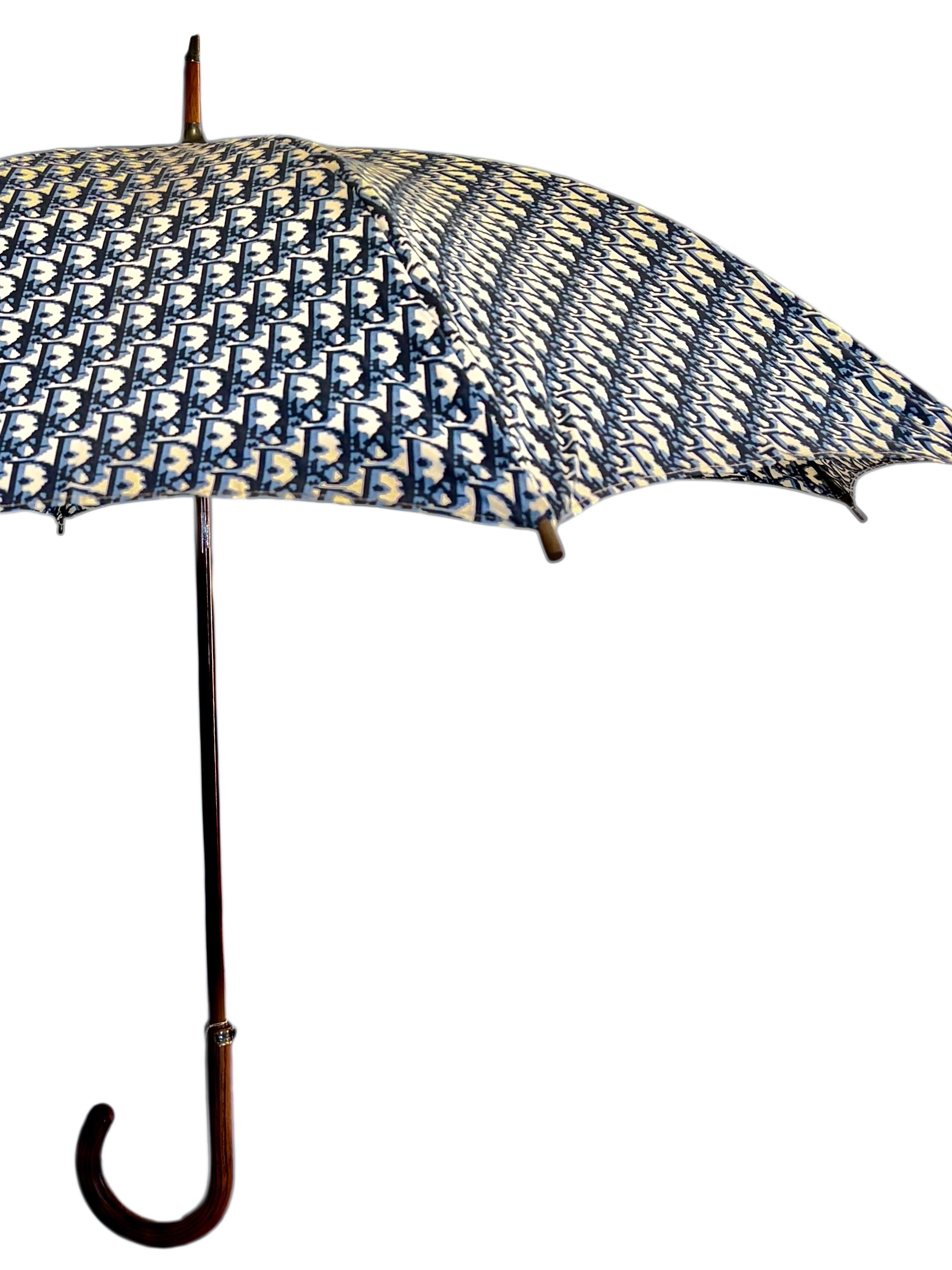 Christian Dior Ombrellone obliquo in jacquard con manico in legno, fine anni '70 in vendita 1