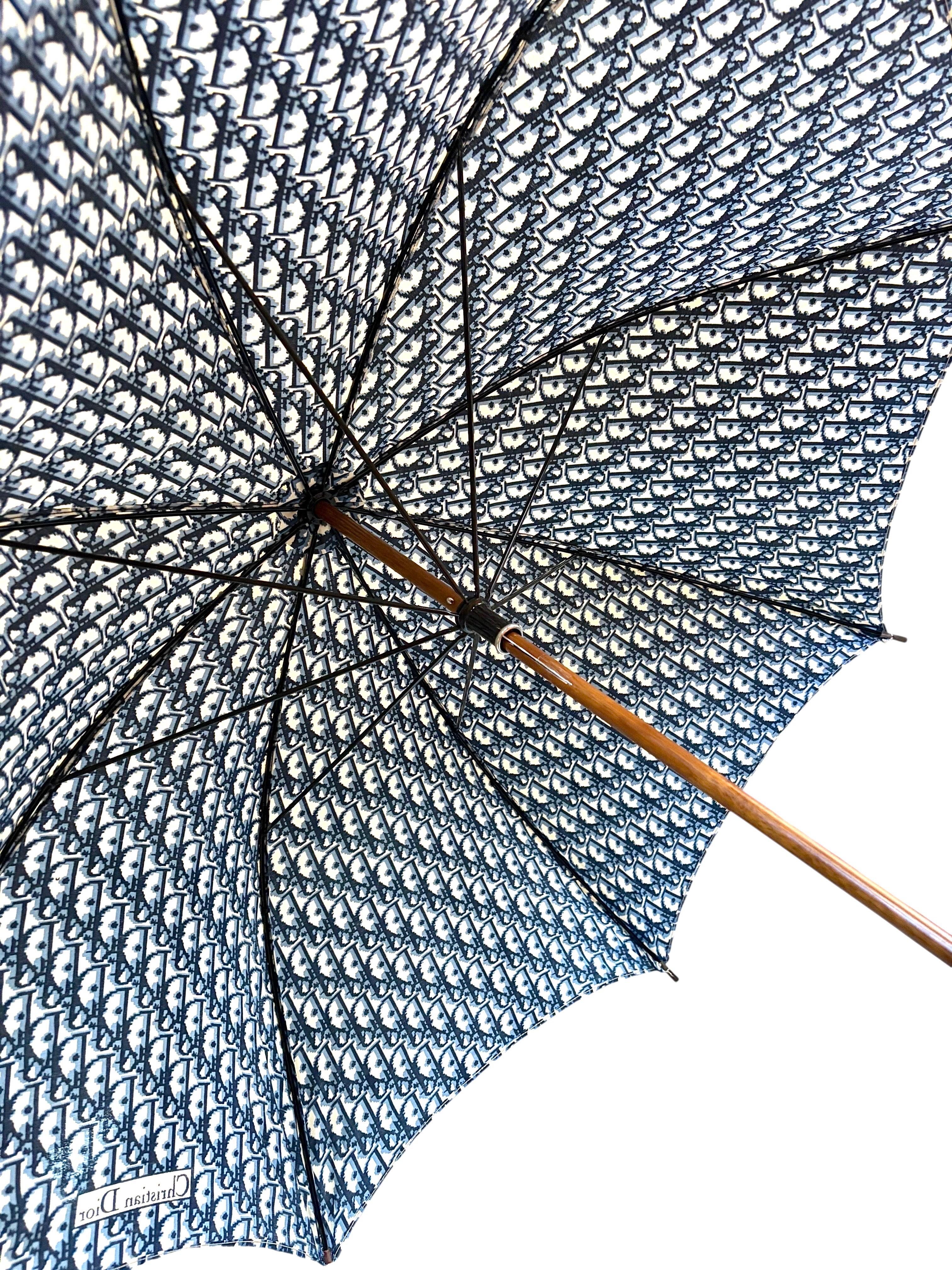Christian Dior Ombrellone obliquo in jacquard con manico in legno, fine anni '70 in vendita 2