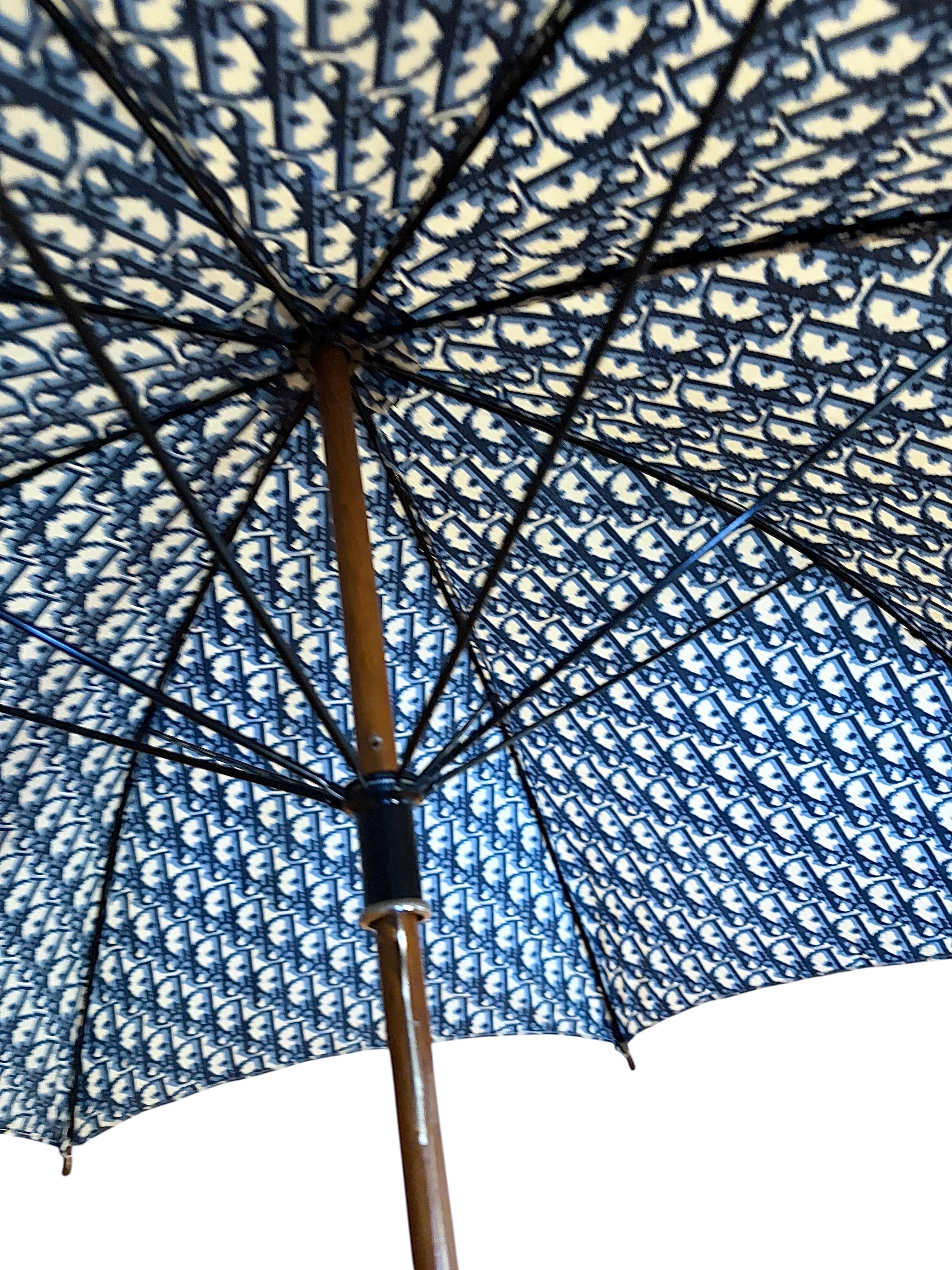 Christian Dior Ombrellone obliquo in jacquard con manico in legno, fine anni '70 in vendita 3