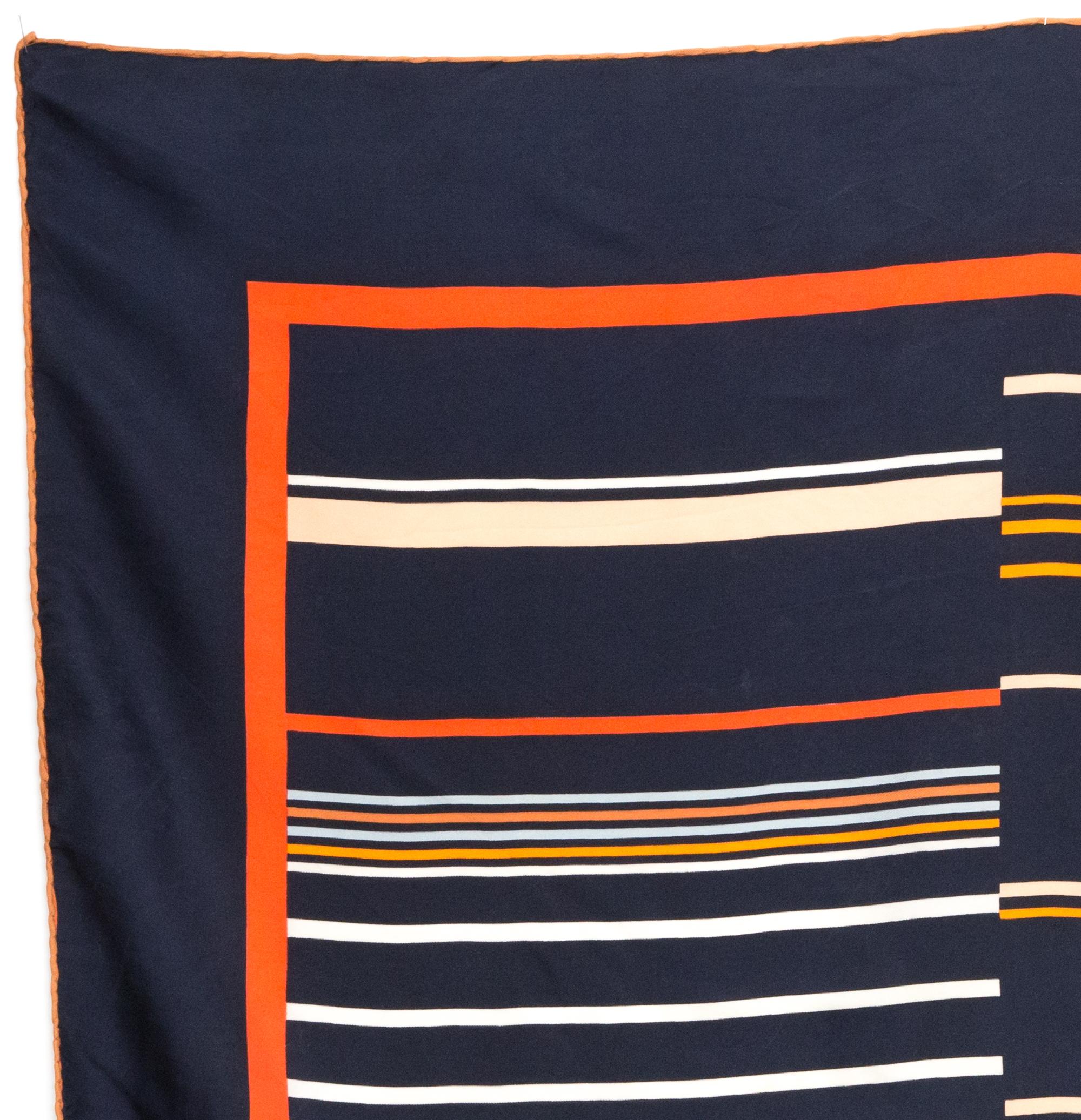 Pañuelo de seda azul marino Christian Dior con estampado de rayas, una firma de Christian Dior. 
Alrededor de 1980
En buen estado vintage. Fabricado en Francia.
30.7in (78cm)  X 78 cm (30,7 pulg.)
Le garantizamos que recibirá  artículo icónico como