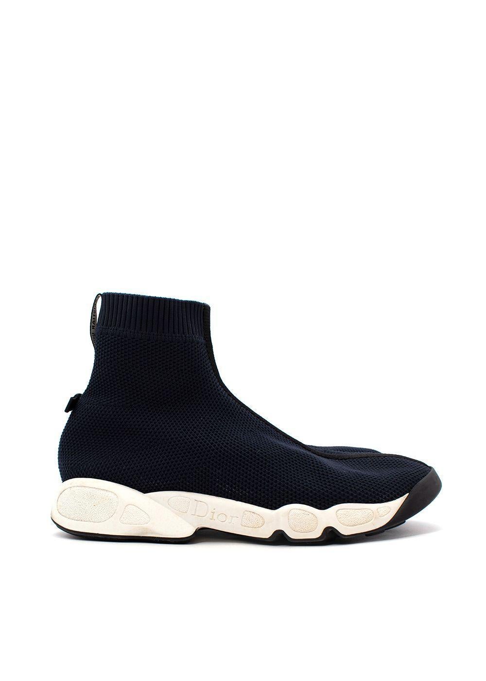 Christian Dior - Scarpe da ginnastica in maglia elasticizzata color blu scuro

- Suola in gomma bianca a spessore
- Nastro nero Christian Dior

Si prega di notare che l'etichetta della taglia dell'articolo è mancante, ma in base alle nostre misure e